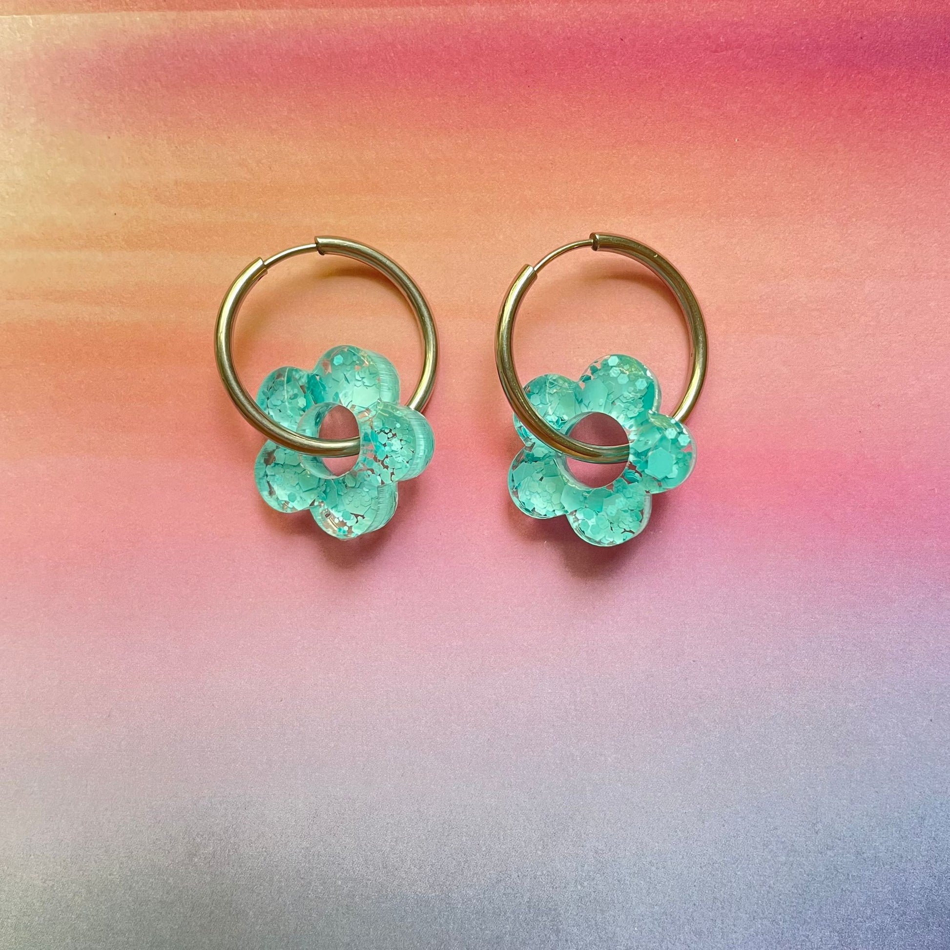 bijoux boucles d'oreilles créoles acier inoxydable ronde ovales rectangle doré argenté charm pampille fleur resine paillettes bleu brillant violet multicolore pastel vert jaune noir blanc nacré rose turquoise fuchsia orange sirène rouge néon 
