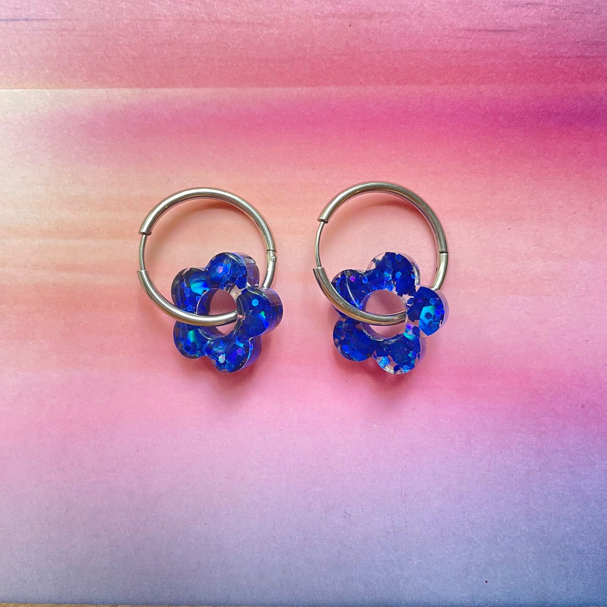 bijoux boucles d'oreilles créoles acier inoxydable ronde ovales rectangle doré argenté charm pampille fleur resine paillettes bleu brillant violet multicolore pastel vert jaune noir blanc nacré rose turquoise fuchsia orange sirène rouge néon BLOSSOM