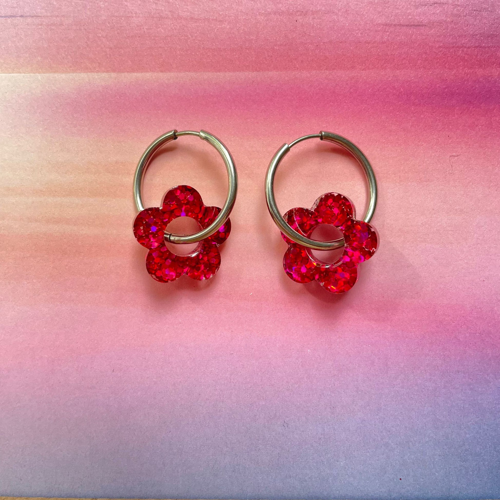 bijoux boucles d'oreilles créoles acier inoxydable ronde ovales rectangle doré argenté charm pampille fleur resine paillettes bleu brillant violet multicolore pastel vert jaune noir blanc nacré rose turquoise fuchsia orange sirène rouge néon BLOSSOM