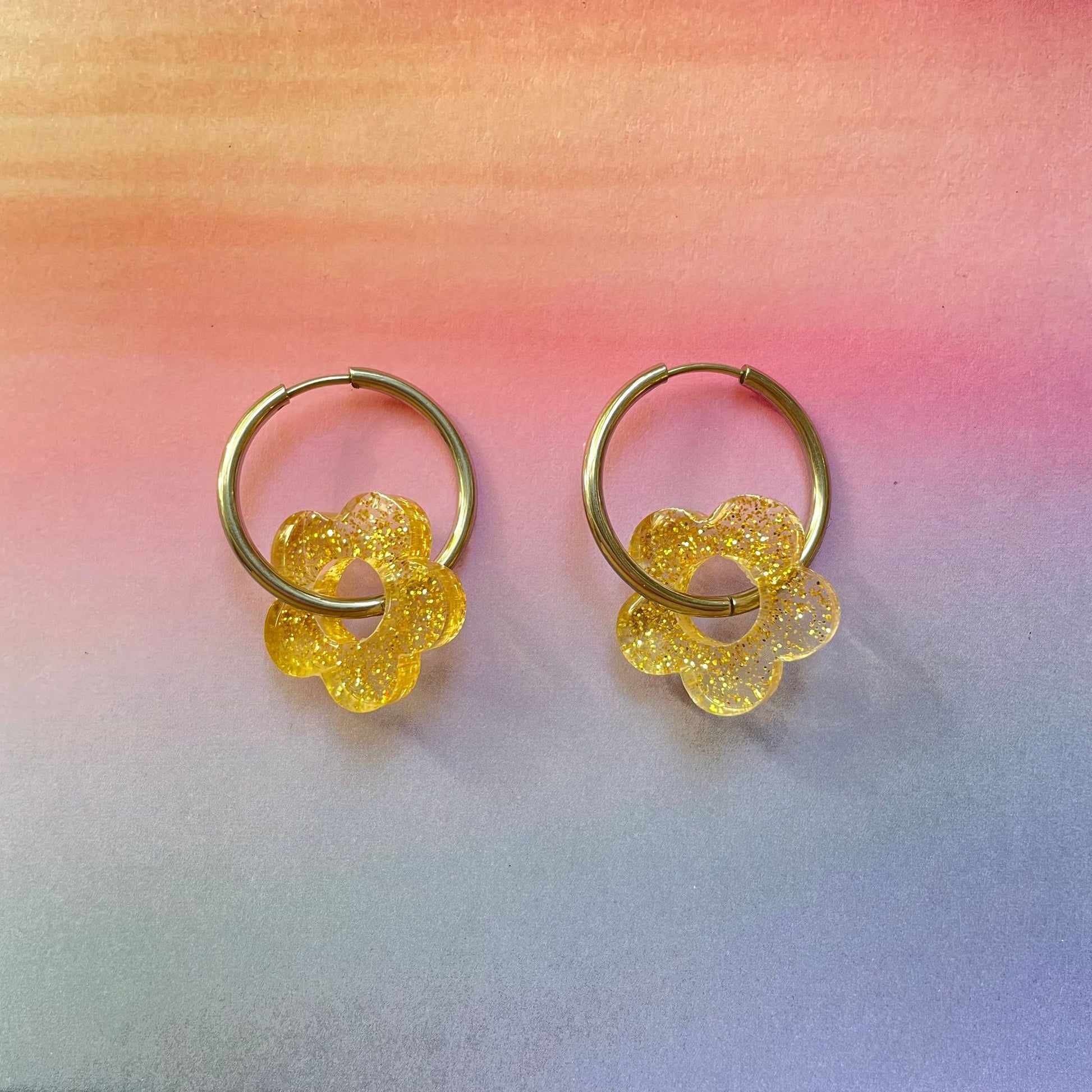 bijoux boucles d'oreilles créoles acier inoxydable ronde ovales rectangle doré argenté charm pampille fleur resine paillettes bleu brillant violet multicolore pastel vert jaune noir blanc nacré rose turquoise fuchsia orange sirène rouge néon 