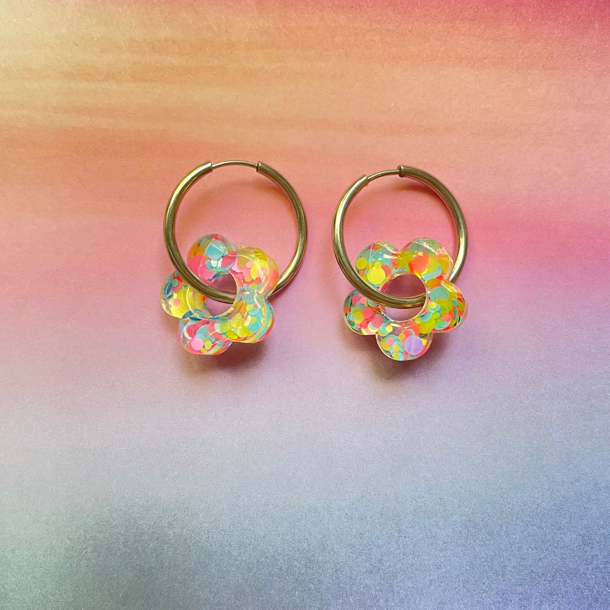 bijoux boucles d'oreilles créoles acier inoxydable ronde ovales rectangle doré argenté charm pampille fleur resine paillettes bleu brillant violet multicolore pastel vert jaune noir blanc nacré rose turquoise fuchsia orange sirène rouge néon BLOSSOM