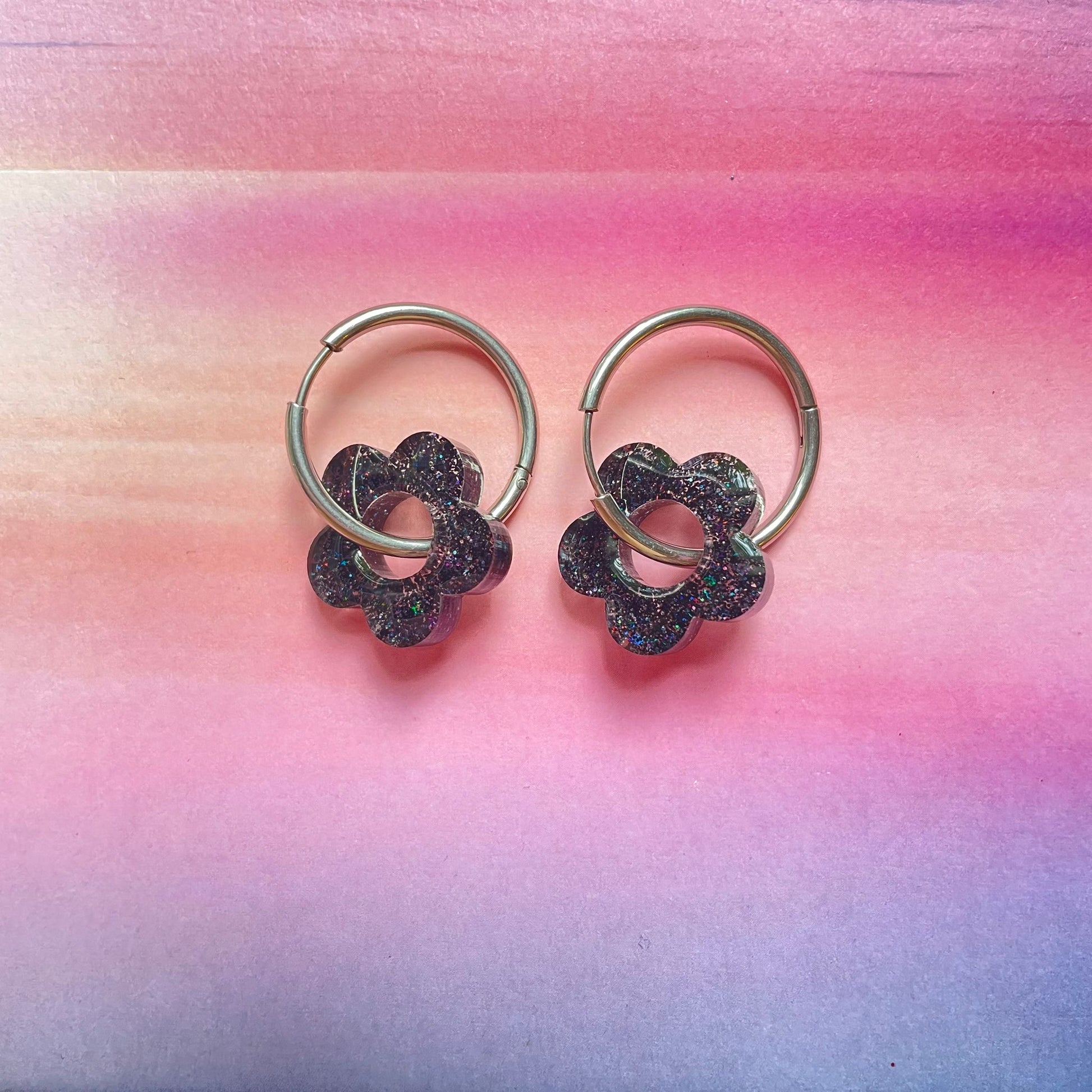 bijoux boucles d'oreilles créoles acier inoxydable ronde ovales rectangle doré argenté charm pampille fleur resine paillettes bleu brillant violet multicolore pastel vert jaune noir blanc nacré rose turquoise fuchsia orange sirène rouge néon BLOSSOM