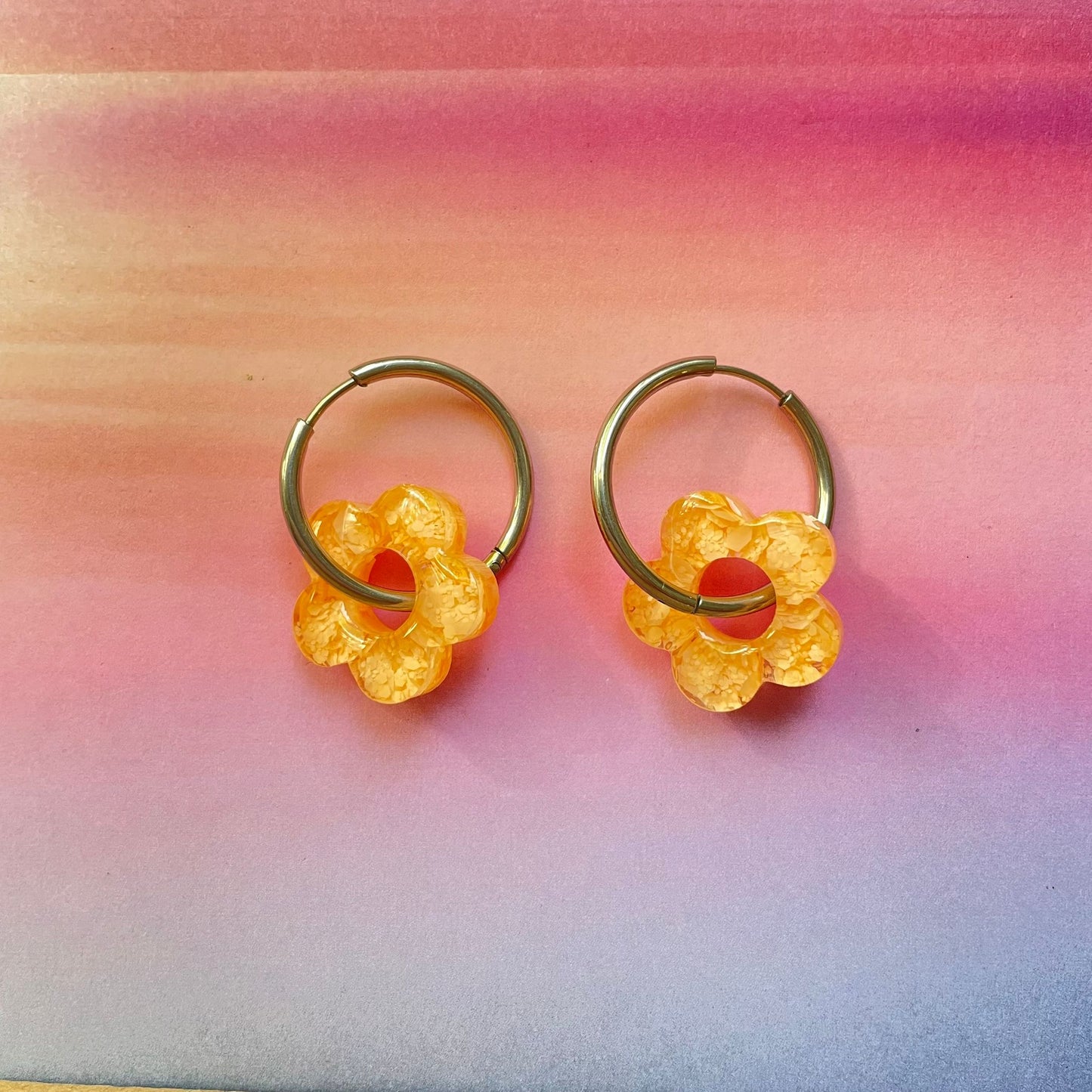 bijoux boucles d'oreilles créoles acier inoxydable ronde ovales rectangle doré argenté charm pampille fleur resine paillettes bleu brillant violet multicolore pastel vert jaune noir blanc nacré rose turquoise fuchsia orange sirène rouge néon BLOSSOM