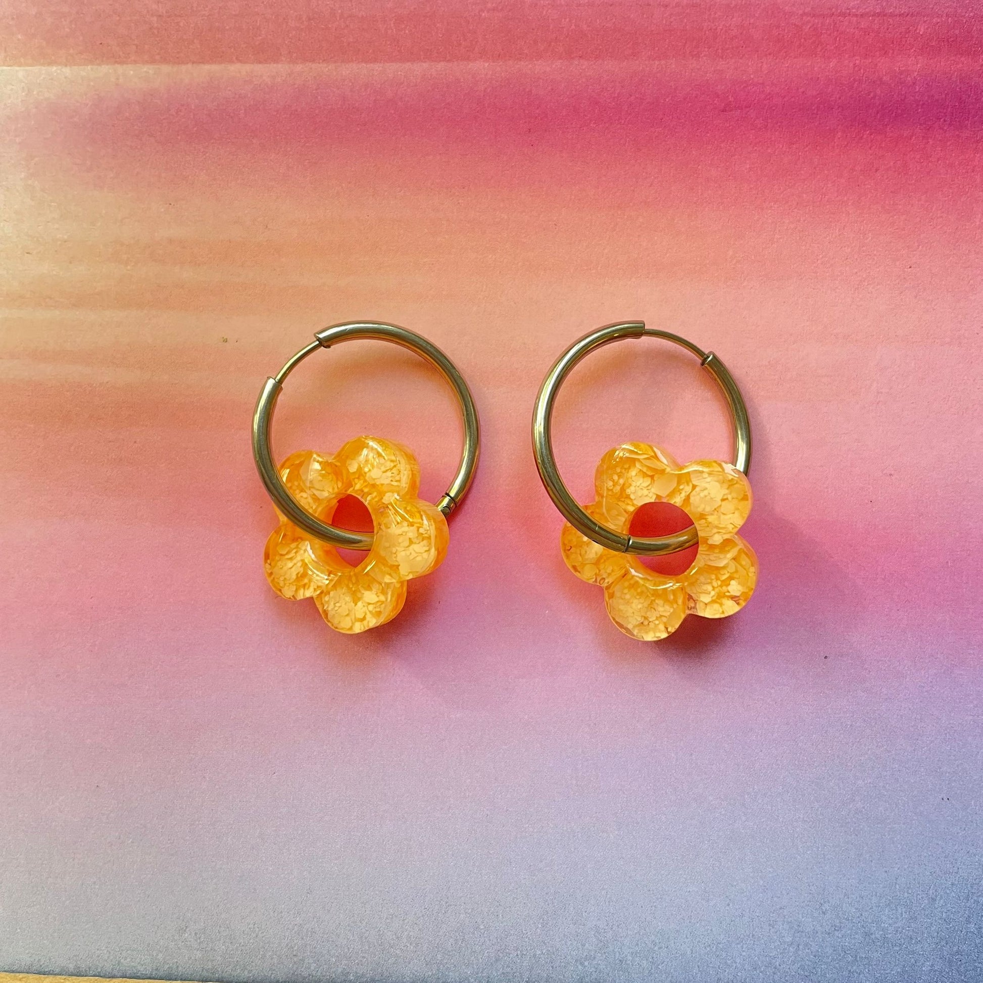 bijoux boucles d'oreilles créoles acier inoxydable ronde ovales rectangle doré argenté charm pampille fleur resine paillettes bleu brillant violet multicolore pastel vert jaune noir blanc nacré rose turquoise fuchsia orange sirène rouge néon BLOSSOM