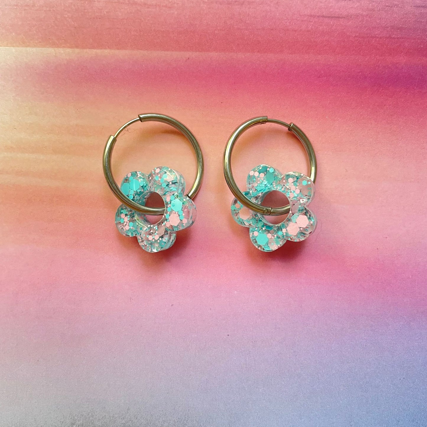 bijoux boucles d'oreilles créoles acier inoxydable ronde ovales rectangle doré argenté charm pampille fleur resine paillettes bleu brillant violet multicolore pastel vert jaune noir blanc nacré rose turquoise fuchsia orange sirène rouge néon BLOSSOM