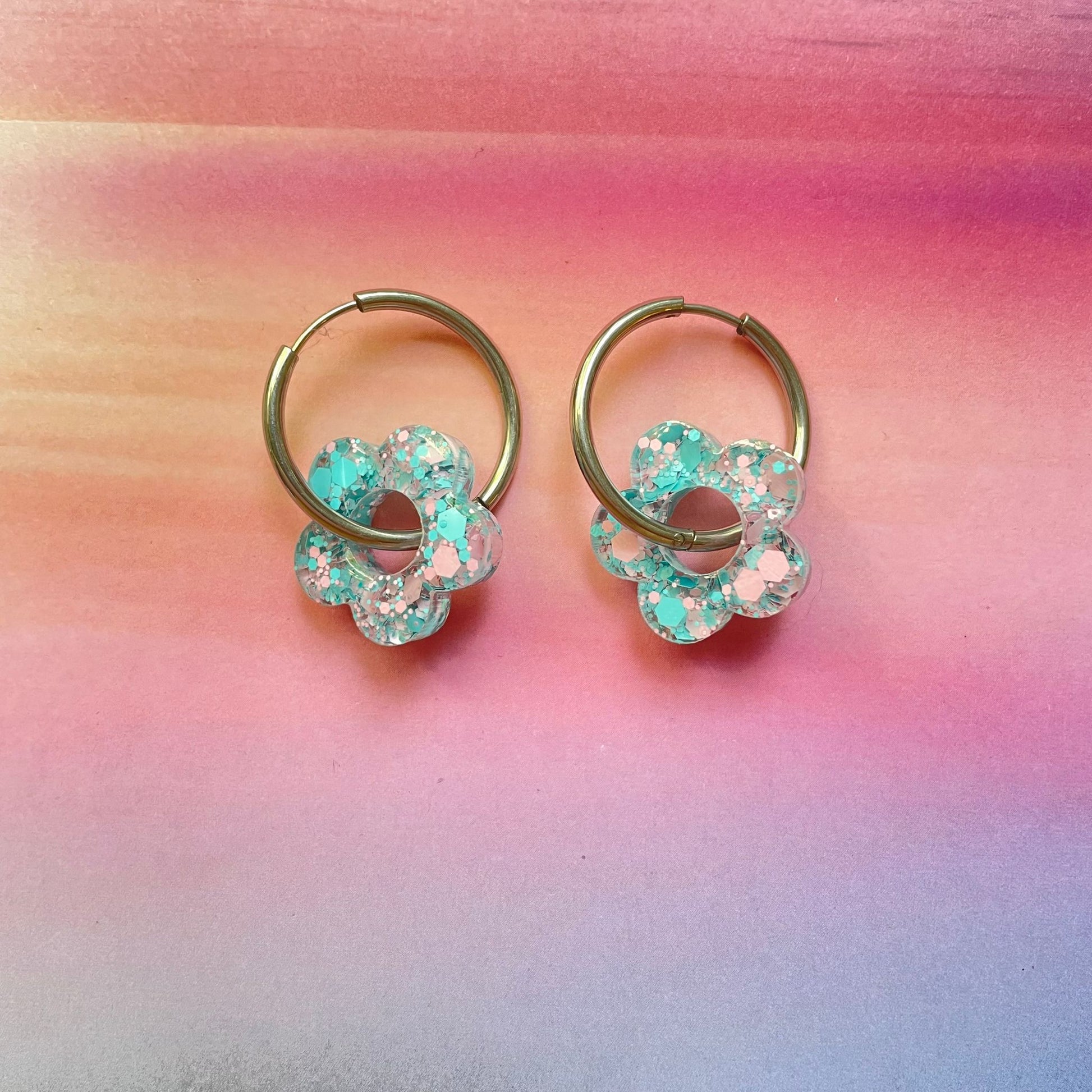 bijoux boucles d'oreilles créoles acier inoxydable ronde ovales rectangle doré argenté charm pampille fleur resine paillettes bleu brillant violet multicolore pastel vert jaune noir blanc nacré rose turquoise fuchsia orange sirène rouge néon BLOSSOM