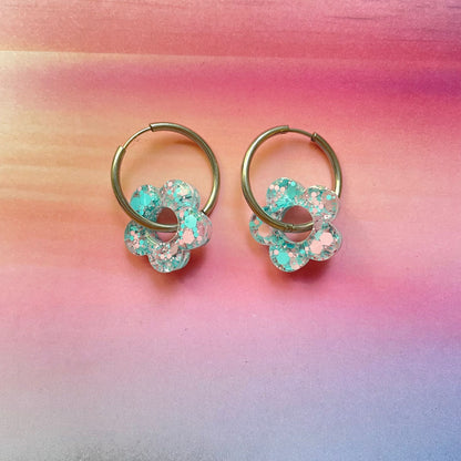 bijoux boucles d'oreilles créoles acier inoxydable ronde ovales rectangle doré argenté charm pampille fleur resine paillettes bleu brillant violet multicolore pastel vert jaune noir blanc nacré rose turquoise fuchsia orange sirène rouge néon BLOSSOM