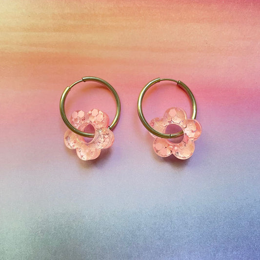 bijoux boucles d'oreilles créoles acier inoxydable ronde ovales rectangle doré argenté charm pampille fleur resine paillettes bleu brillant violet multicolore pastel vert jaune noir blanc nacré rose turquoise fuchsia orange sirène rouge néon BLOSSOM