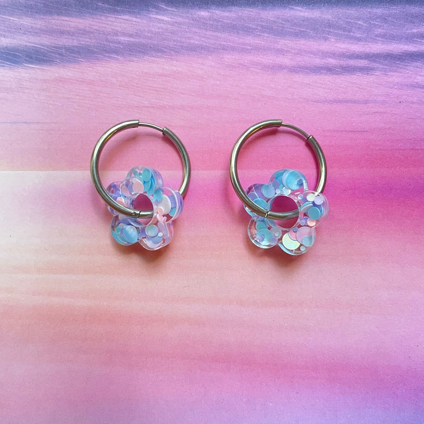 bijoux boucles d'oreilles créoles acier inoxydable ronde ovales rectangle doré argenté charm pampille fleur resine paillettes bleu brillant violet multicolore pastel vert jaune noir blanc nacré rose turquoise fuchsia orange sirène rouge néon BLOSSOM