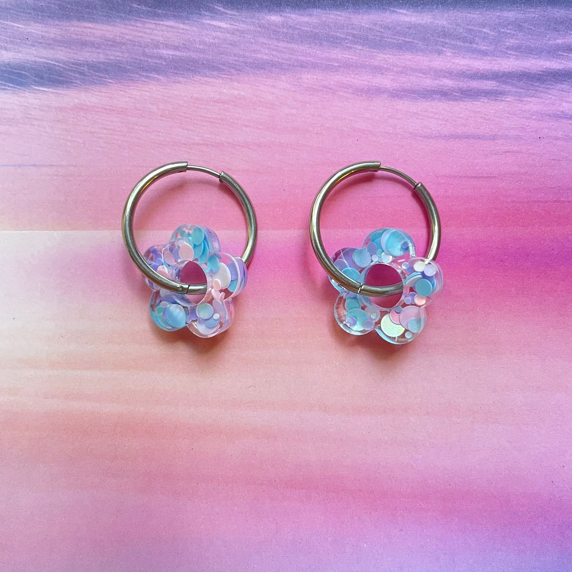 bijoux boucles d'oreilles créoles acier inoxydable ronde ovales rectangle doré argenté charm pampille fleur resine paillettes bleu brillant violet multicolore pastel vert jaune noir blanc nacré rose turquoise fuchsia orange sirène rouge néon BLOSSOM