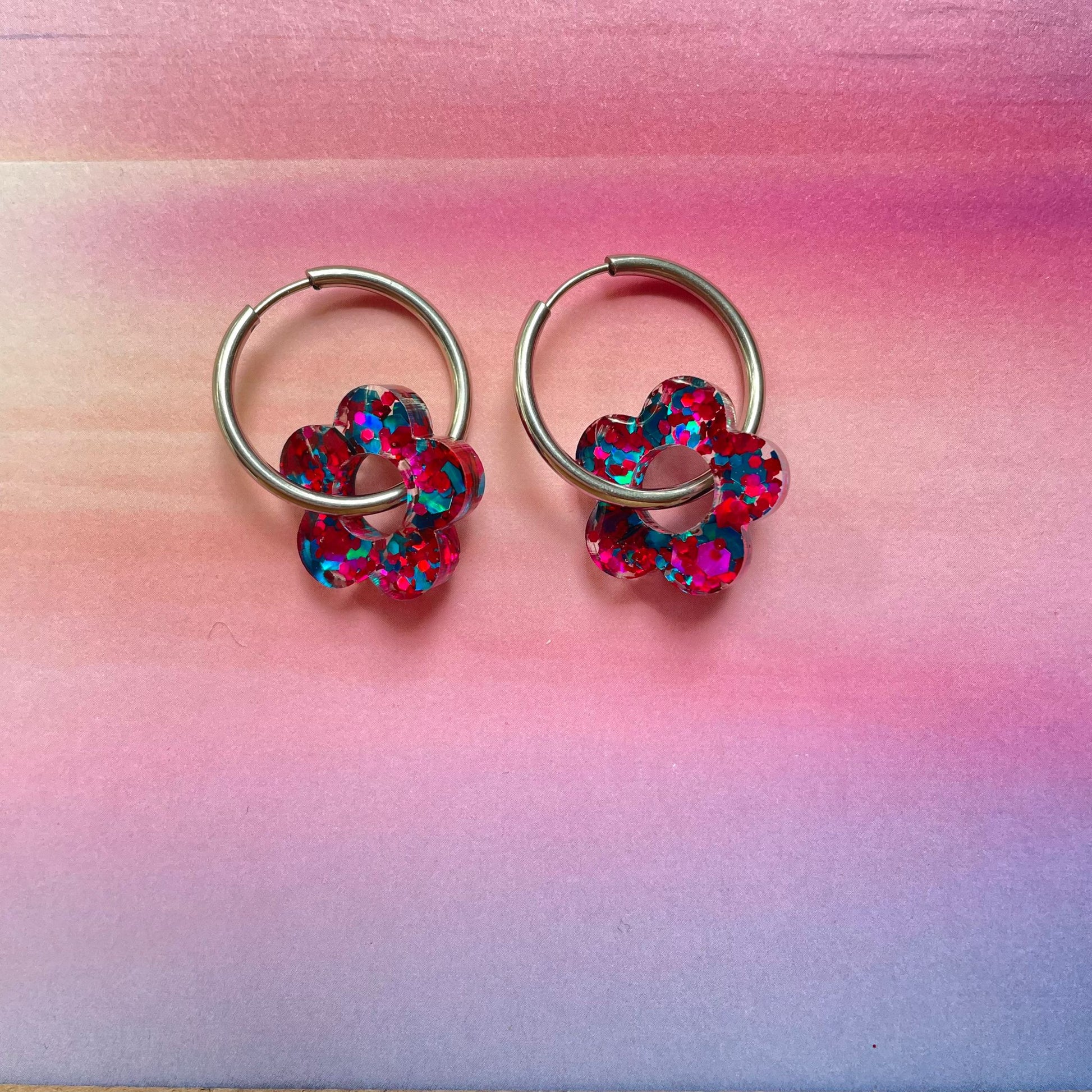 bijoux boucles d'oreilles créoles acier inoxydable ronde ovales rectangle doré argenté charm pampille fleur resine paillettes bleu brillant violet multicolore pastel vert jaune noir blanc nacré rose turquoise fuchsia orange sirène rouge néon BLOSSOM