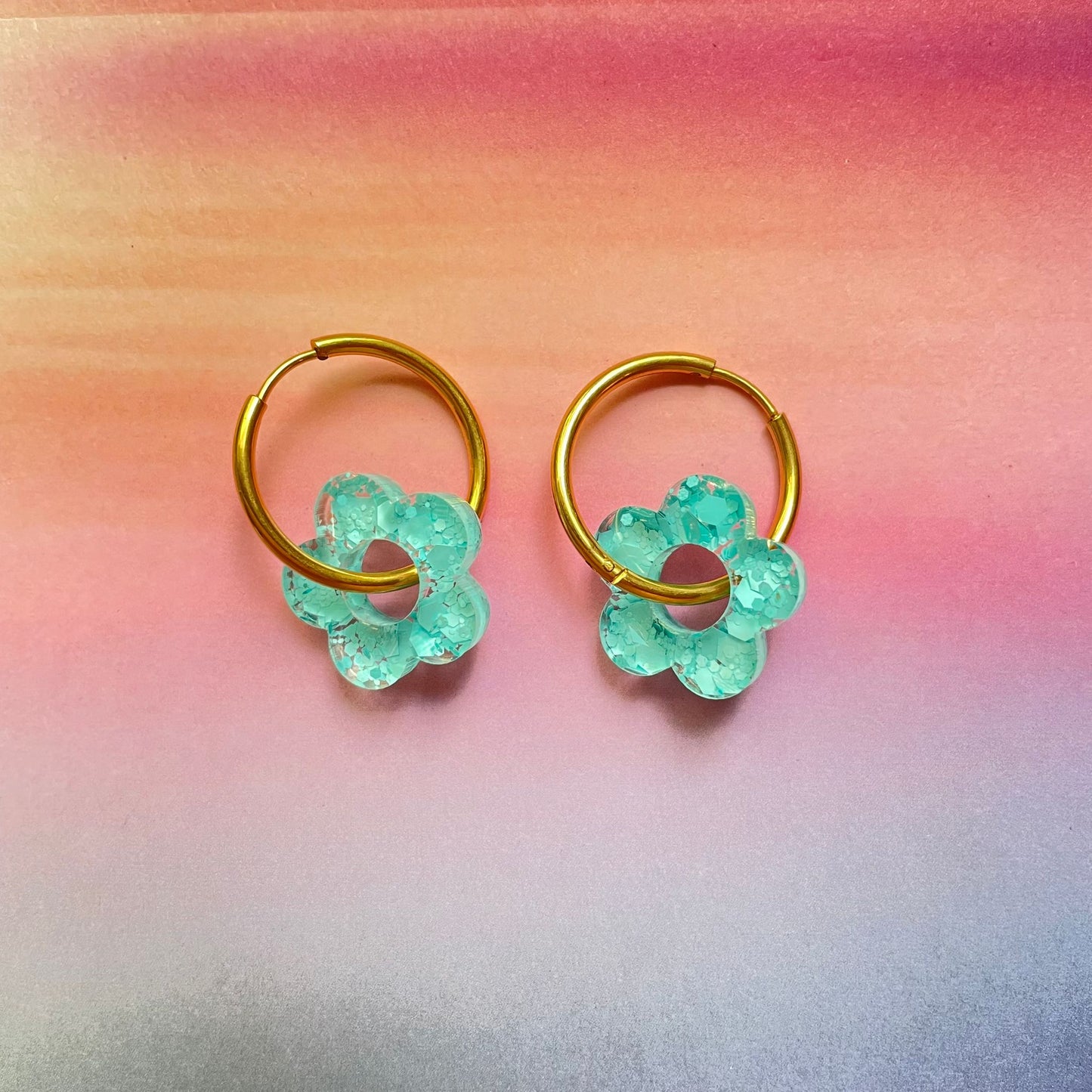 bijoux boucles d'oreilles créoles acier inoxydable ronde ovales rectangle doré argenté charm pampille fleur resine paillettes bleu brillant violet multicolore pastel vert jaune noir blanc nacré rose turquoise fuchsia orange sirène rouge néon 