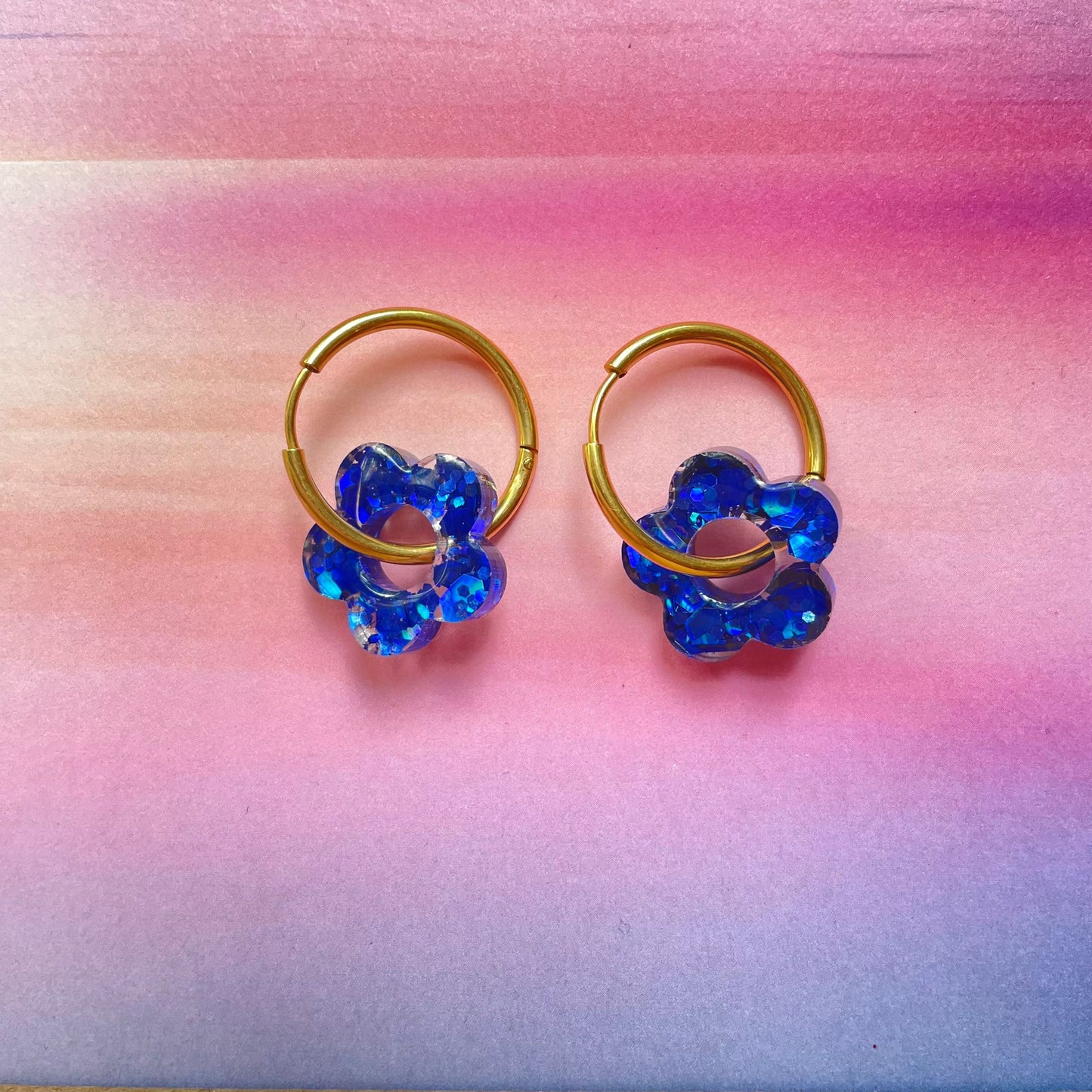 bijoux boucles d'oreilles créoles acier inoxydable ronde ovales rectangle doré argenté charm pampille fleur resine paillettes bleu brillant violet multicolore pastel vert jaune noir blanc nacré rose turquoise fuchsia orange sirène rouge néon BLOSSOM