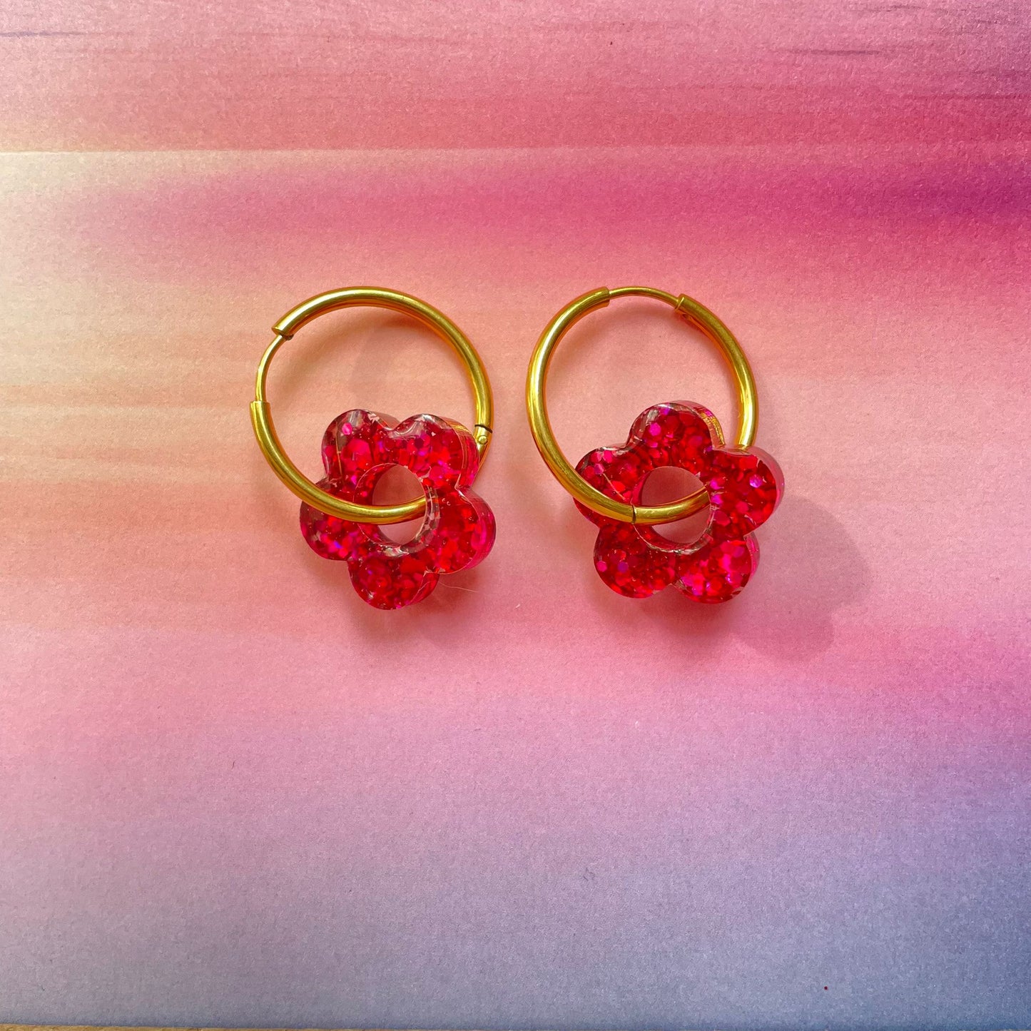 bijoux boucles d'oreilles créoles acier inoxydable ronde ovales rectangle doré argenté charm pampille fleur resine paillettes bleu brillant violet multicolore pastel vert jaune noir blanc nacré rose turquoise fuchsia orange sirène rouge néon BLOSSOM