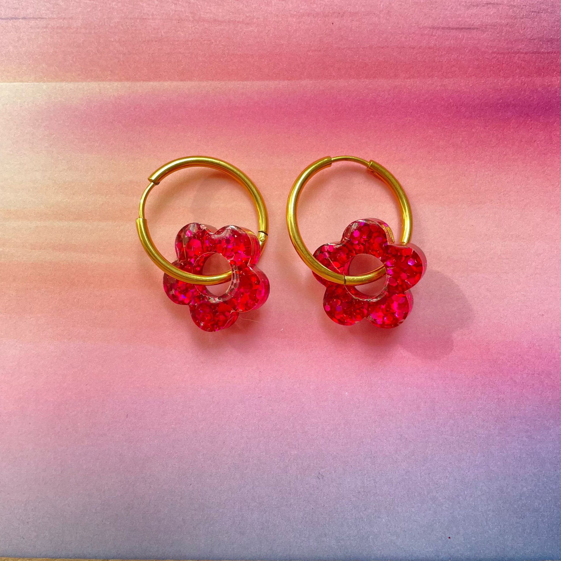 bijoux boucles d'oreilles créoles acier inoxydable ronde ovales rectangle doré argenté charm pampille fleur resine paillettes bleu brillant violet multicolore pastel vert jaune noir blanc nacré rose turquoise fuchsia orange sirène rouge néon BLOSSOM