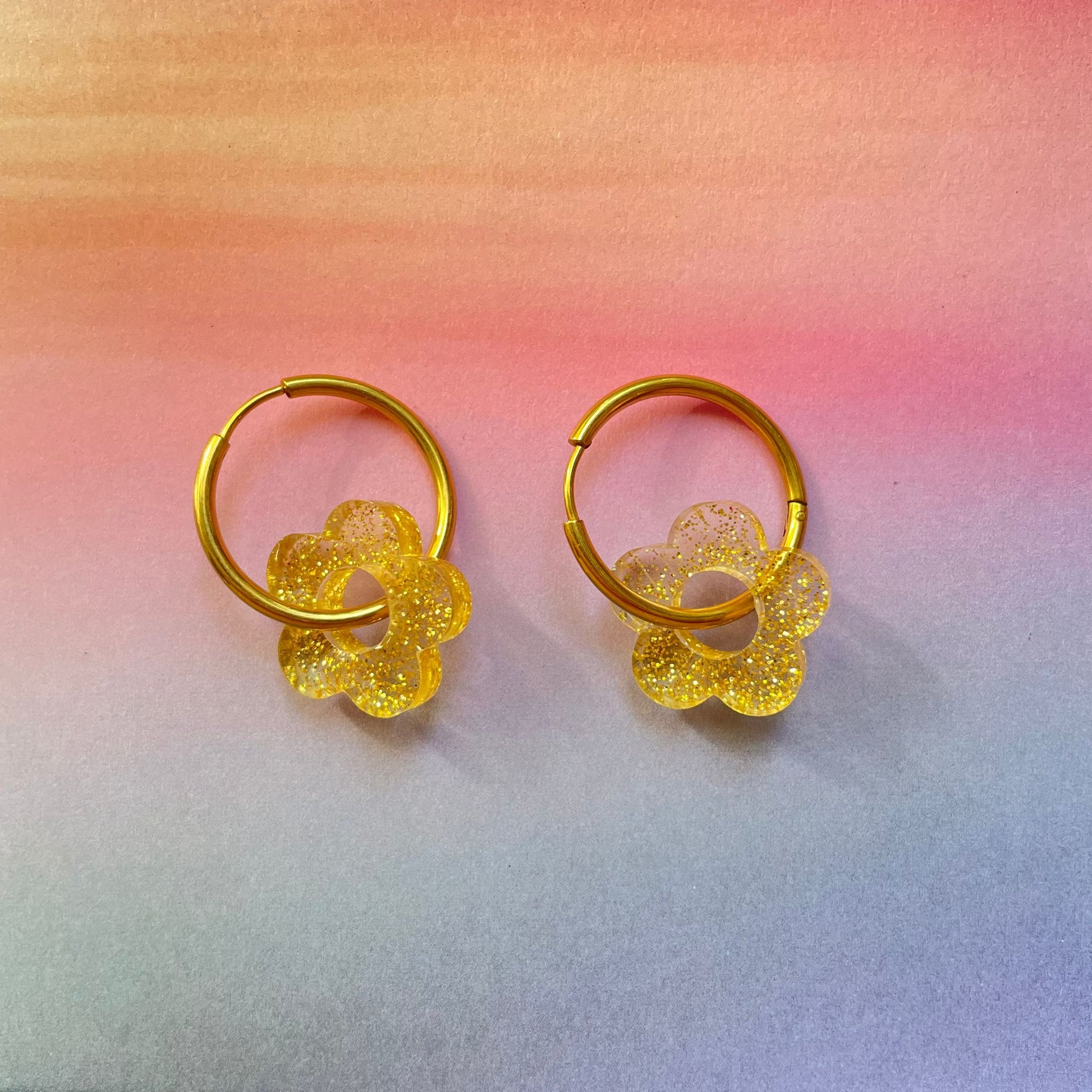 bijoux boucles d'oreilles créoles acier inoxydable ronde ovales rectangle doré argenté charm pampille fleur resine paillettes bleu brillant violet multicolore pastel vert jaune noir blanc nacré rose turquoise fuchsia orange sirène rouge néon 