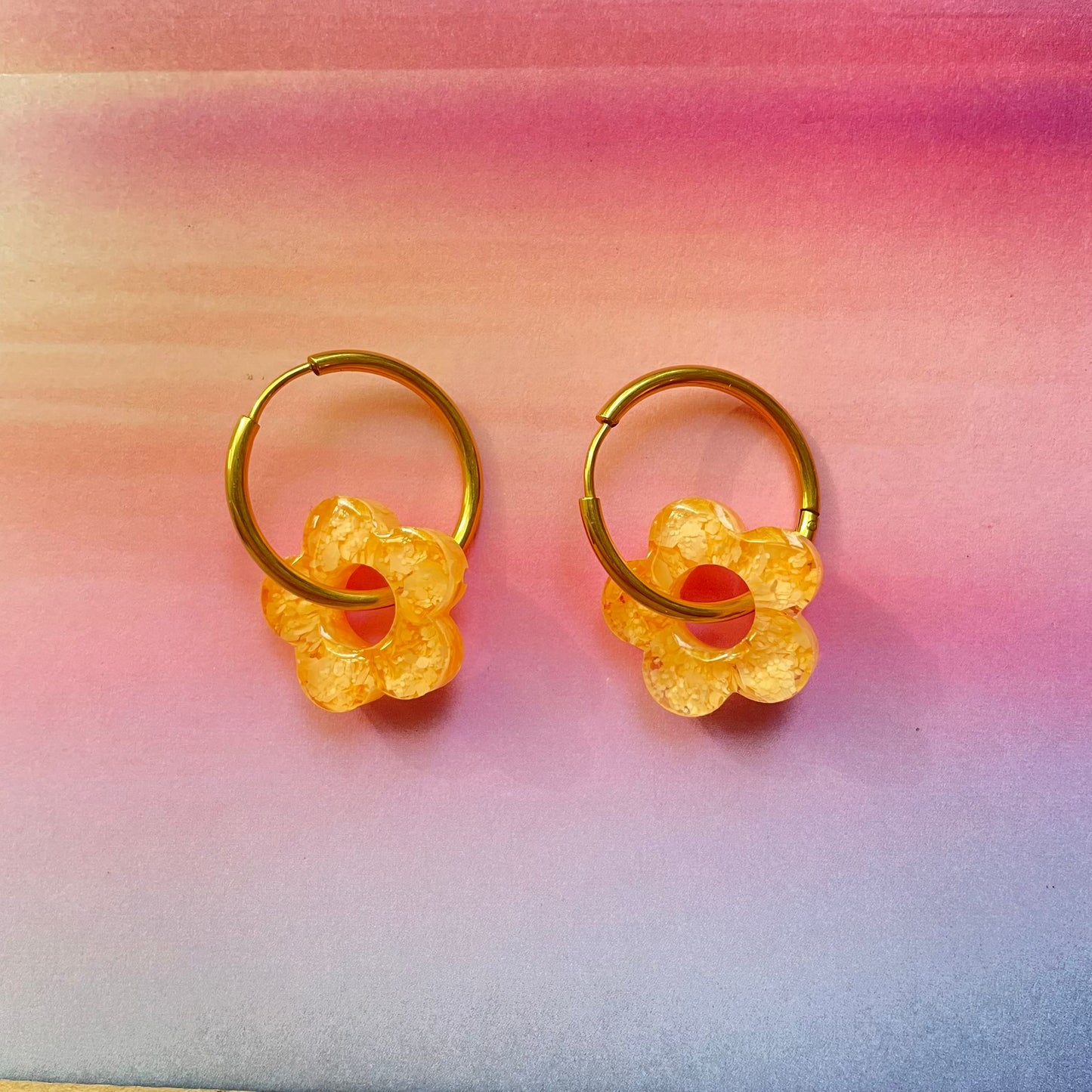 bijoux boucles d'oreilles créoles acier inoxydable ronde ovales rectangle doré argenté charm pampille fleur resine paillettes bleu brillant violet multicolore pastel vert jaune noir blanc nacré rose turquoise fuchsia orange sirène rouge néon BLOSSOM