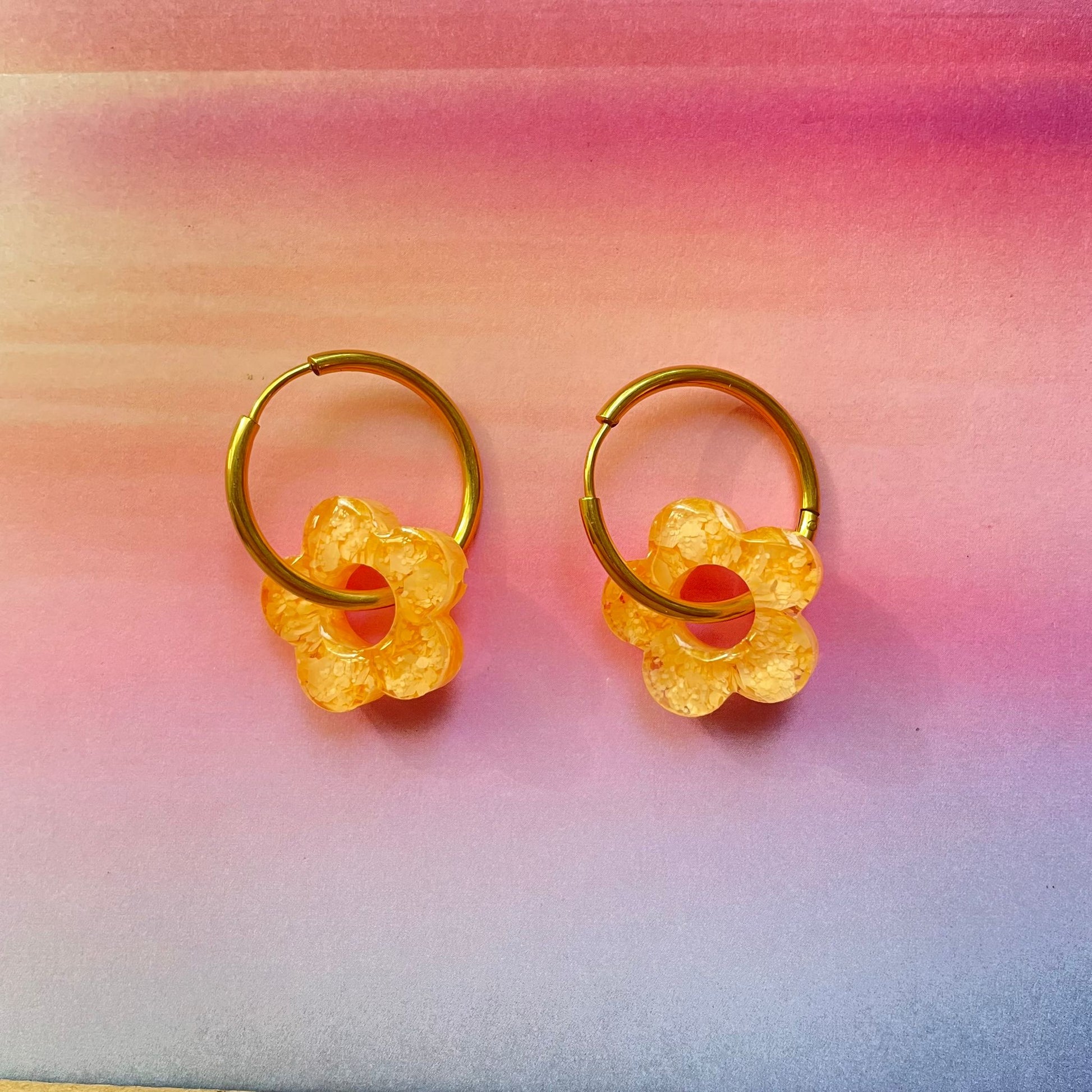 bijoux boucles d'oreilles créoles acier inoxydable ronde ovales rectangle doré argenté charm pampille fleur resine paillettes bleu brillant violet multicolore pastel vert jaune noir blanc nacré rose turquoise fuchsia orange sirène rouge néon BLOSSOM