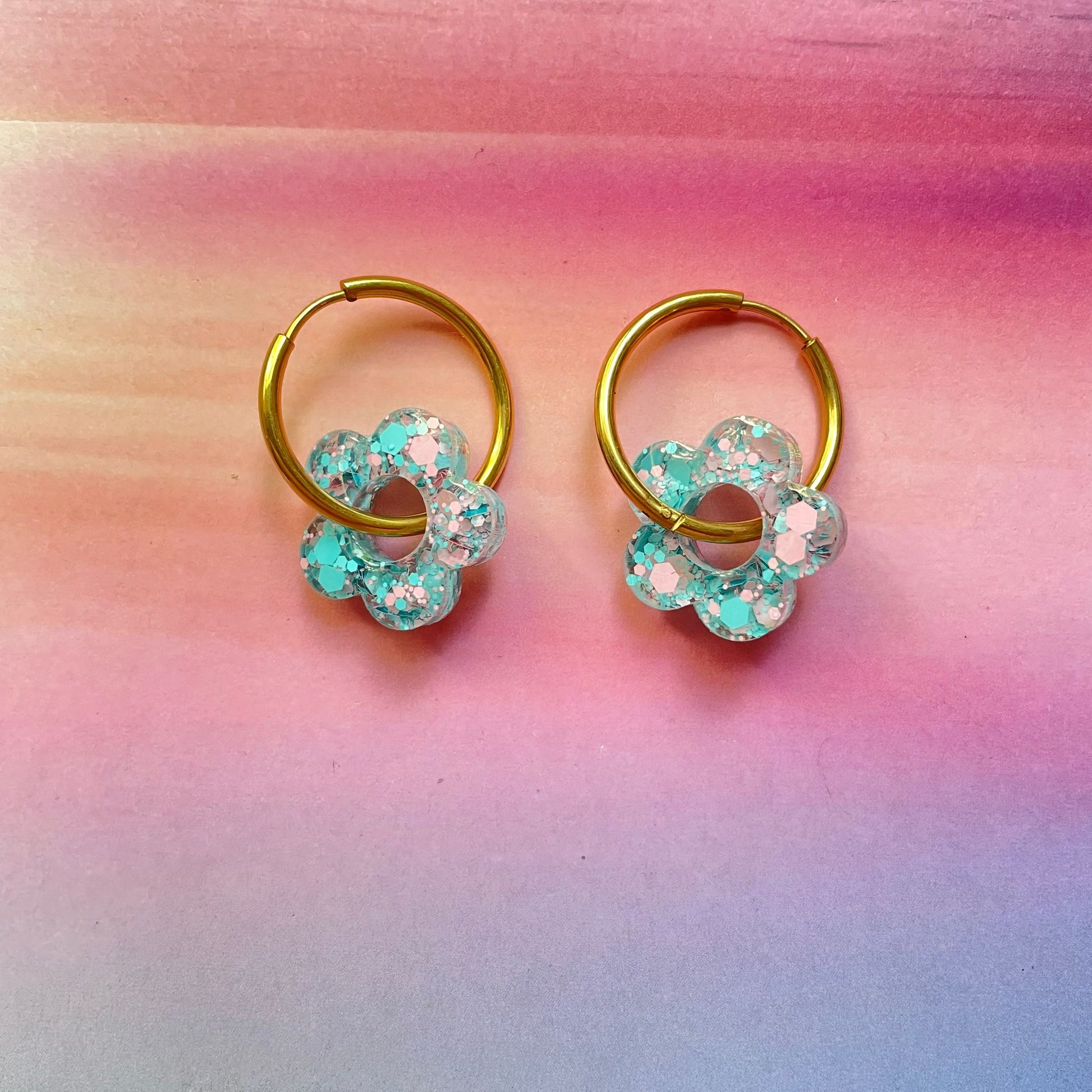 bijoux boucles d'oreilles créoles acier inoxydable ronde ovales rectangle doré argenté charm pampille fleur resine paillettes bleu brillant violet multicolore pastel vert jaune noir blanc nacré rose turquoise fuchsia orange sirène rouge néon BLOSSOM