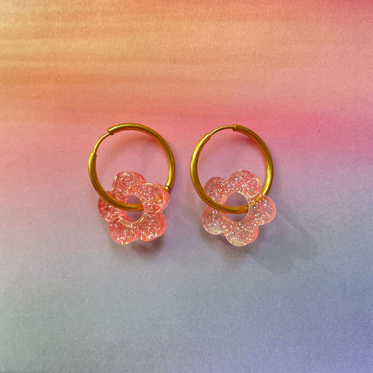 bijoux boucles d'oreilles créoles acier inoxydable ronde ovales rectangle doré argenté charm pampille fleur resine paillettes bleu brillant violet multicolore pastel vert jaune noir blanc nacré rose turquoise fuchsia orange sirène rouge néon BLOSSOM