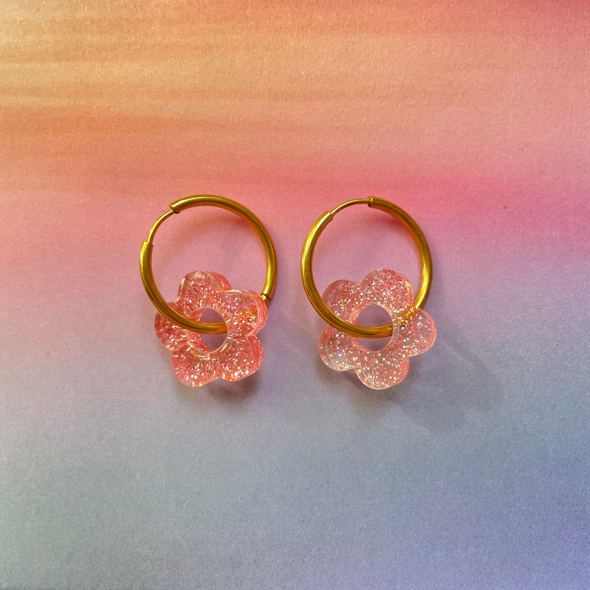 bijoux boucles d'oreilles créoles acier inoxydable ronde ovales rectangle doré argenté charm pampille fleur resine paillettes bleu brillant violet multicolore pastel vert jaune noir blanc nacré rose turquoise fuchsia orange sirène rouge néon BLOSSOM