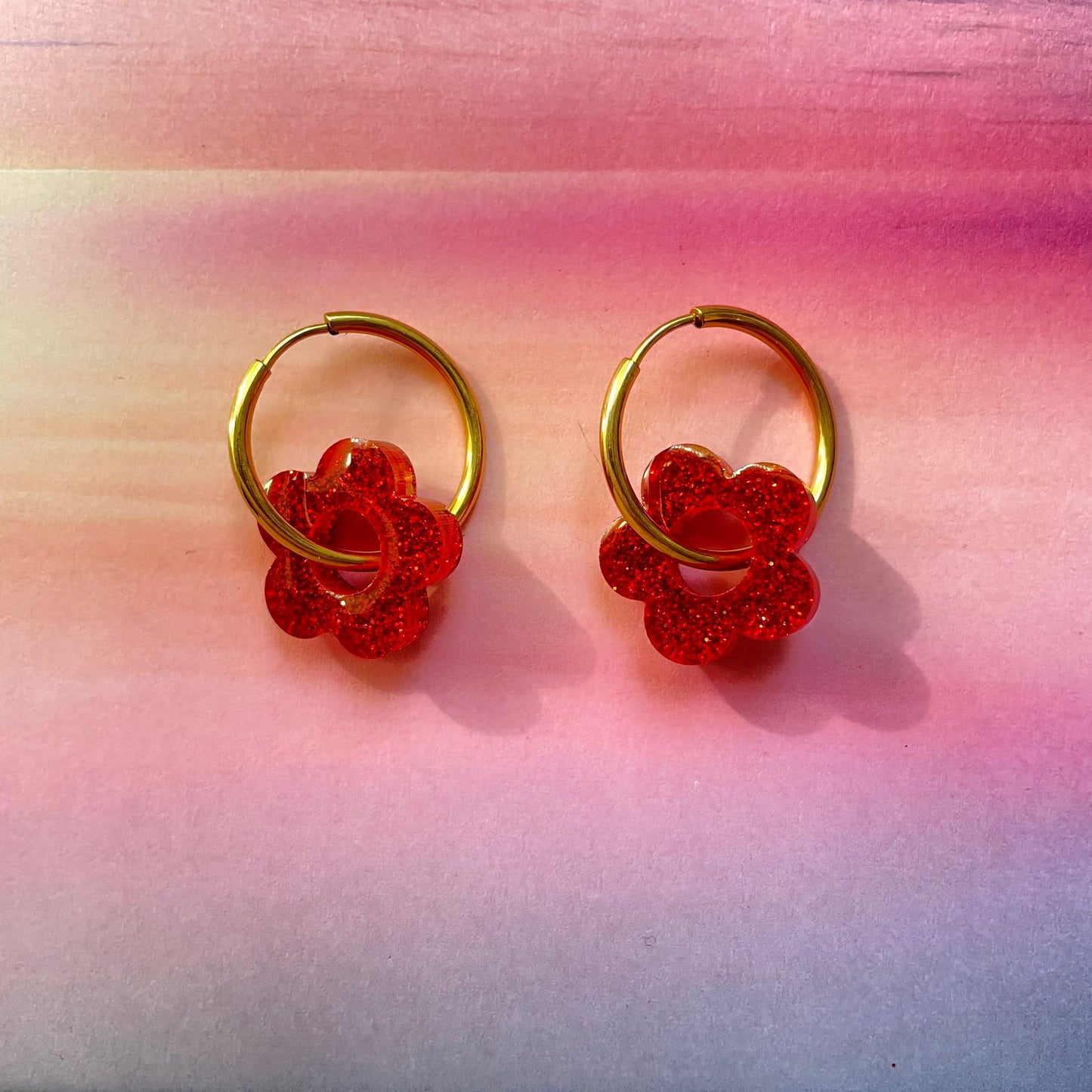 bijoux boucles d'oreilles créoles acier inoxydable ronde ovales rectangle doré argenté charm pampille fleur resine paillettes bleu brillant violet multicolore pastel vert jaune noir blanc nacré rose turquoise fuchsia orange sirène rouge néon BLOSSOM