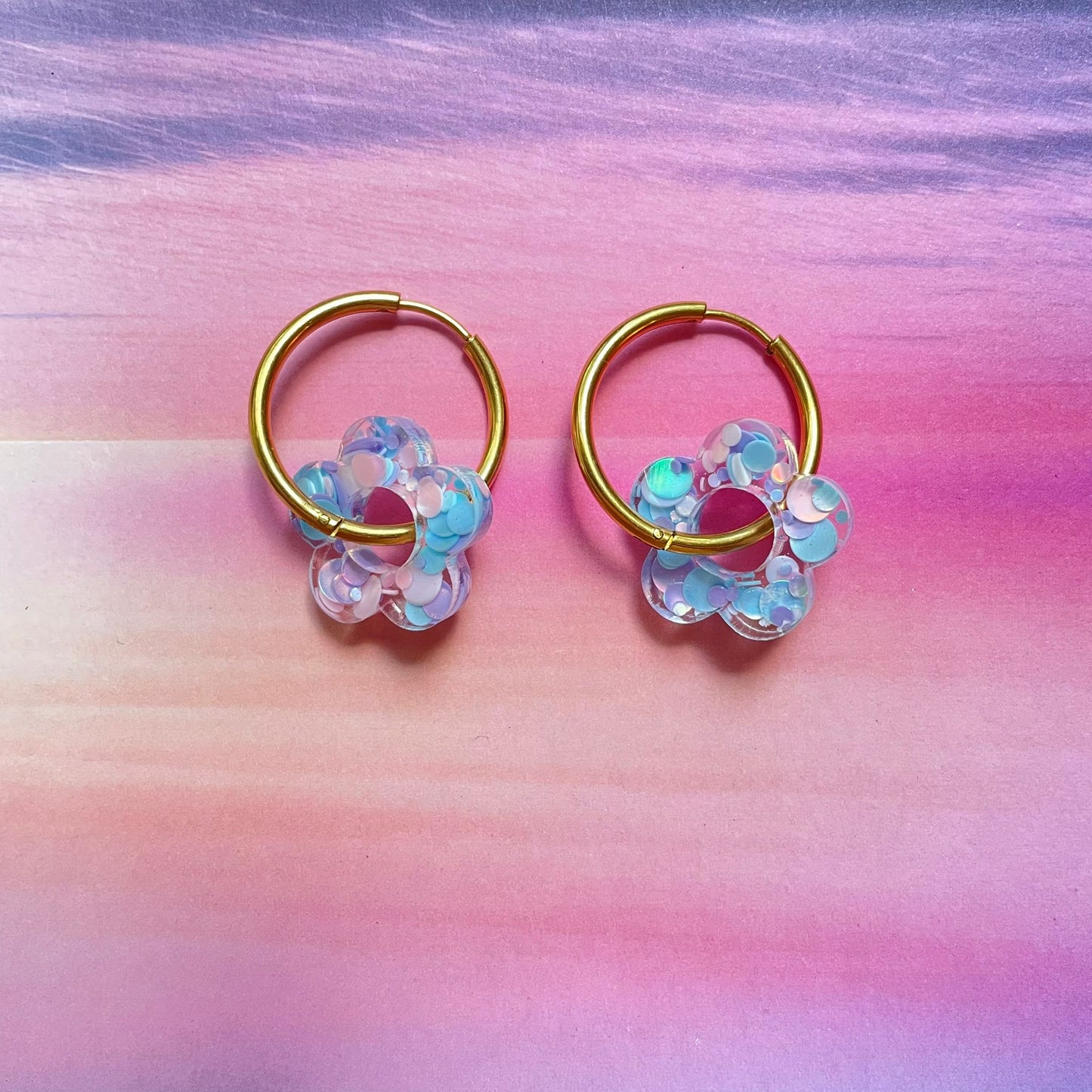 bijoux boucles d'oreilles créoles acier inoxydable ronde ovales rectangle doré argenté charm pampille fleur resine paillettes bleu brillant violet multicolore pastel vert jaune noir blanc nacré rose turquoise fuchsia orange sirène rouge néon BLOSSOM