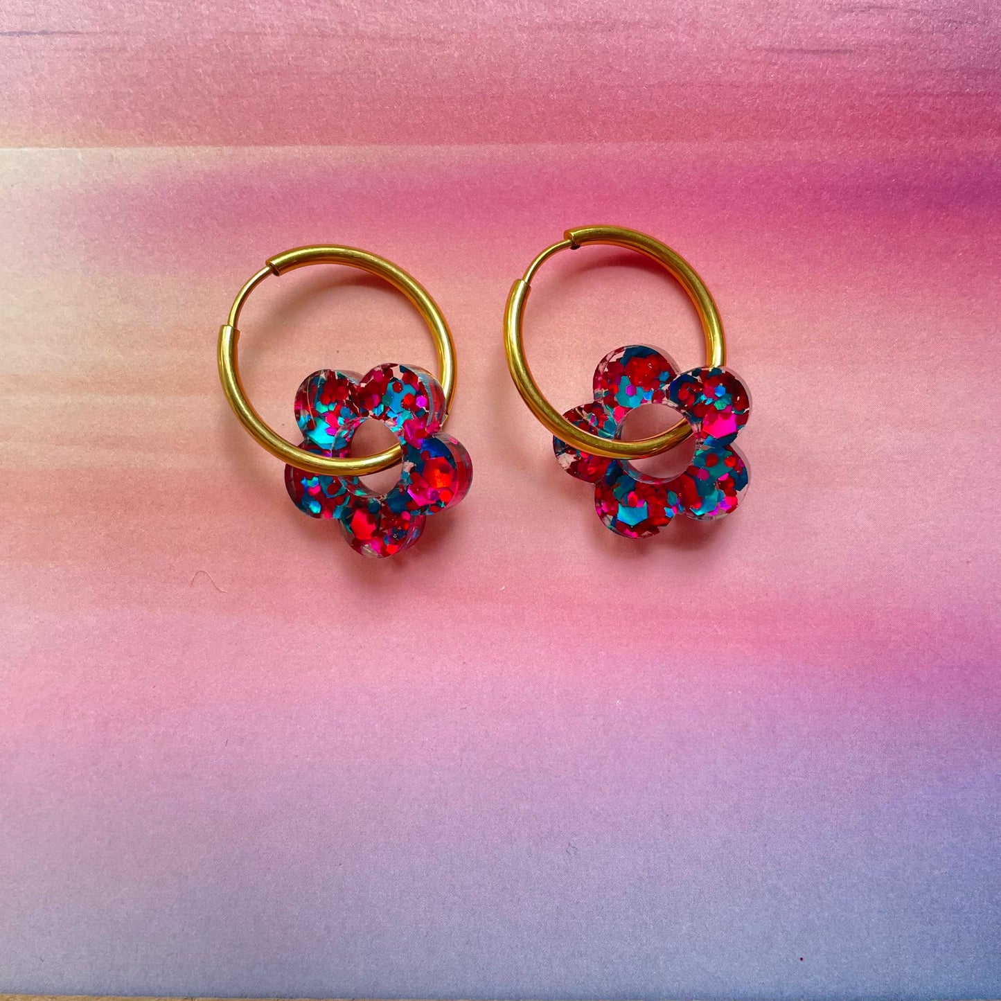 bijoux boucles d'oreilles créoles acier inoxydable ronde ovales rectangle doré argenté charm pampille fleur resine paillettes bleu brillant violet multicolore pastel vert jaune noir blanc nacré rose turquoise fuchsia orange sirène rouge néon BLOSSOM