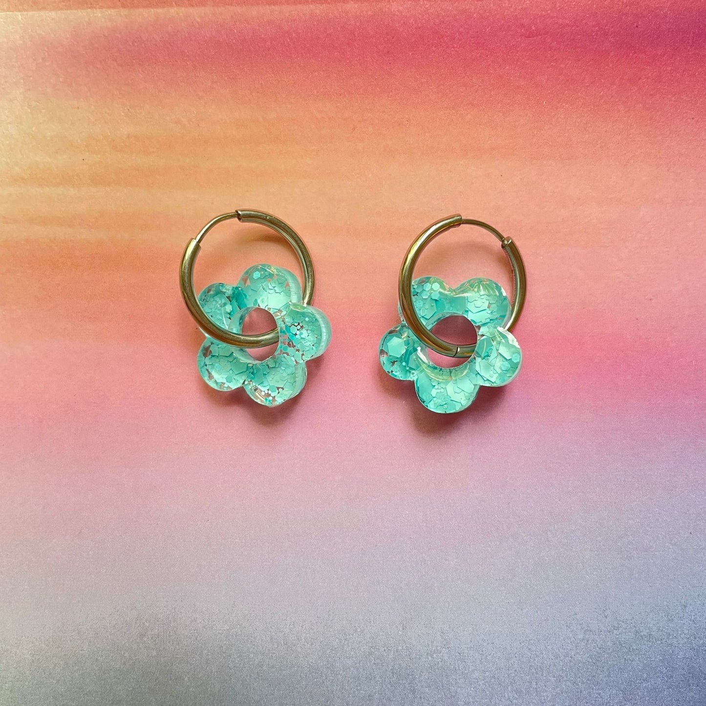 bijoux boucles d'oreilles créoles acier inoxydable ronde ovales rectangle doré argenté charm pampille fleur resine paillettes bleu brillant violet multicolore pastel vert jaune noir blanc nacré rose turquoise fuchsia orange sirène rouge néon 