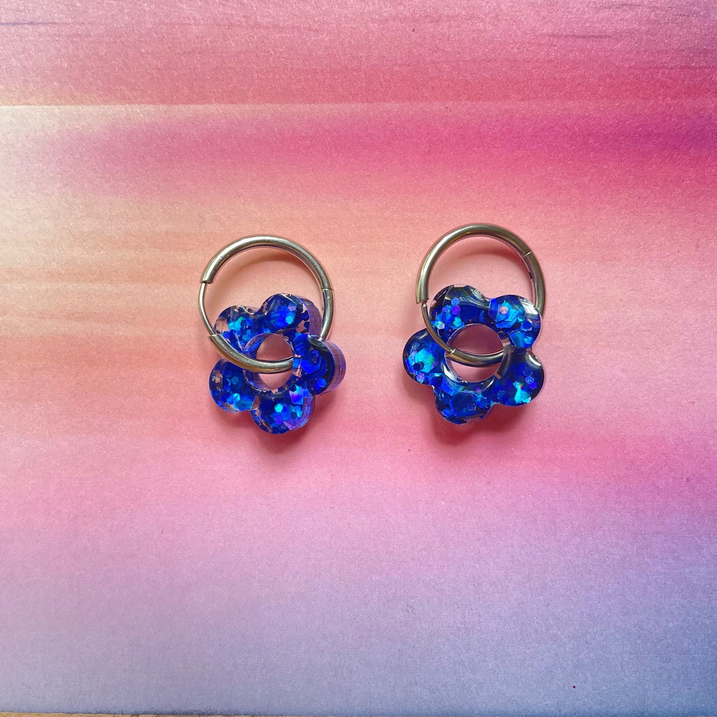 bijoux boucles d'oreilles créoles acier inoxydable ronde ovales rectangle doré argenté charm pampille fleur resine paillettes bleu brillant violet multicolore pastel vert jaune noir blanc nacré rose turquoise fuchsia orange sirène rouge néon BLOSSOM