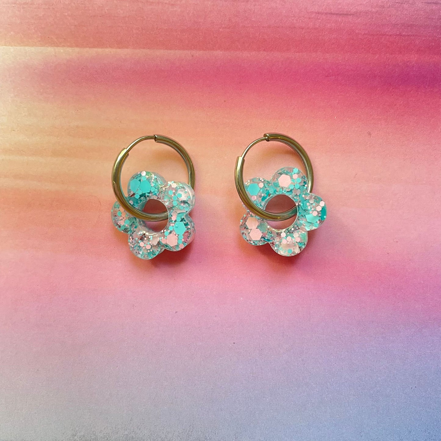 bijoux boucles d'oreilles créoles acier inoxydable ronde ovales rectangle doré argenté charm pampille fleur resine paillettes bleu brillant violet multicolore pastel vert jaune noir blanc nacré rose turquoise fuchsia orange sirène rouge néon BLOSSOM