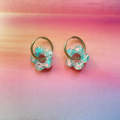 bijoux boucles d'oreilles créoles acier inoxydable ronde ovales rectangle doré argenté charm pampille fleur resine paillettes bleu brillant violet multicolore pastel vert jaune noir blanc nacré rose turquoise fuchsia orange sirène rouge néon BLOSSOM