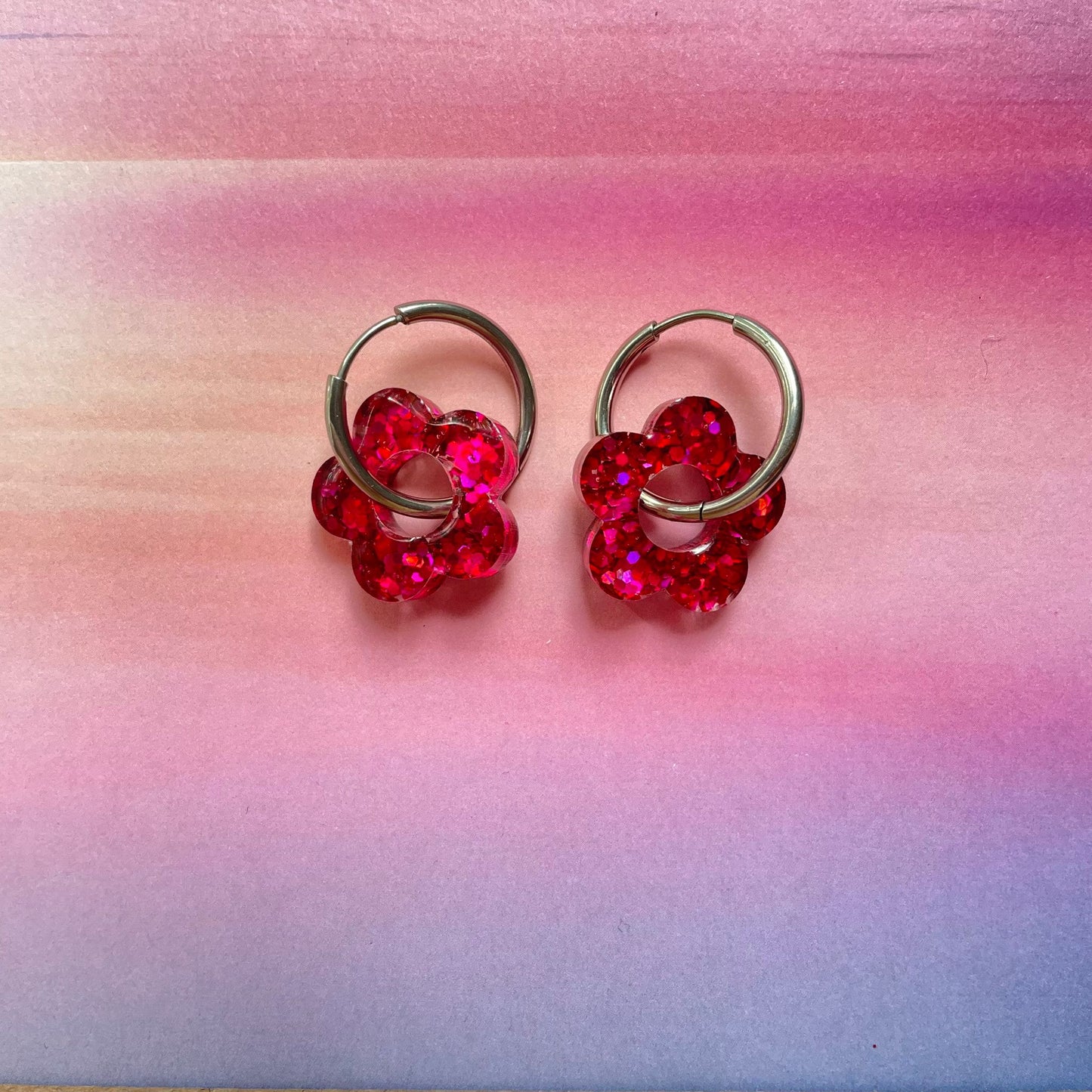 bijoux boucles d'oreilles créoles acier inoxydable ronde ovales rectangle doré argenté charm pampille fleur resine paillettes bleu brillant violet multicolore pastel vert jaune noir blanc nacré rose turquoise fuchsia orange sirène rouge néon BLOSSOM