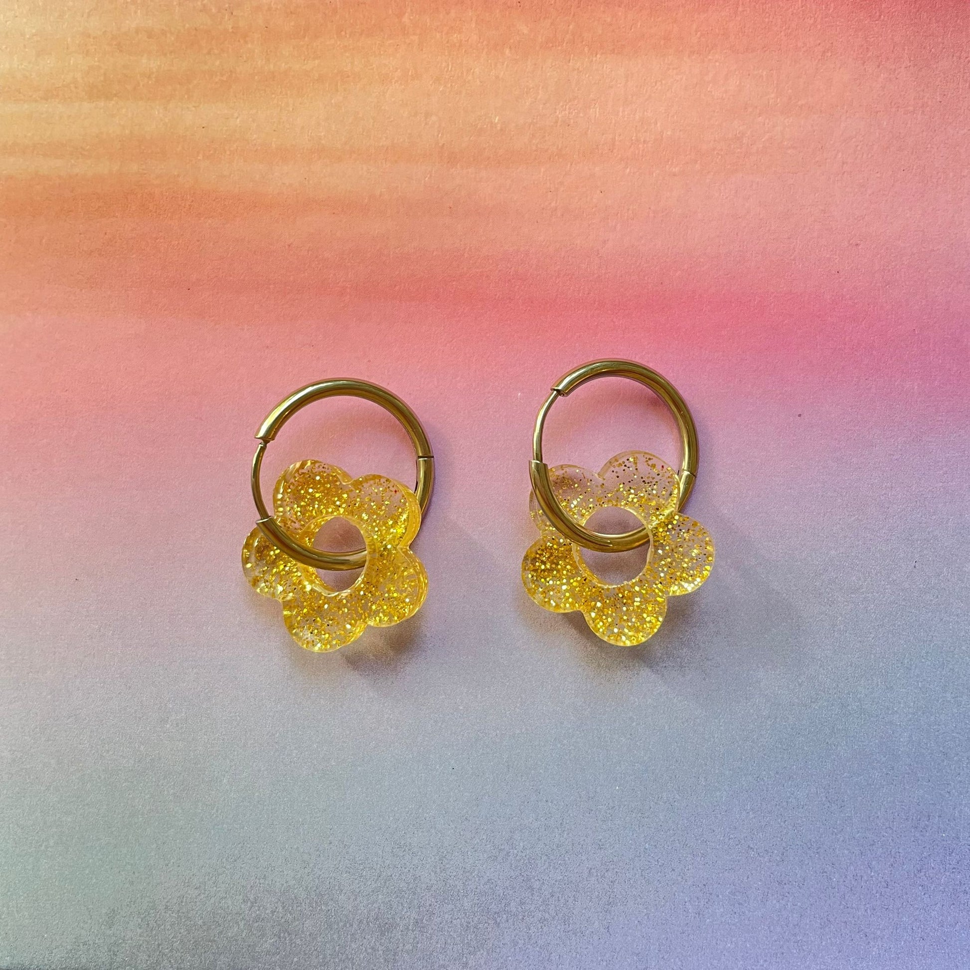 bijoux boucles d'oreilles créoles acier inoxydable ronde ovales rectangle doré argenté charm pampille fleur resine paillettes bleu brillant violet multicolore pastel vert jaune noir blanc nacré rose turquoise fuchsia orange sirène rouge néon 