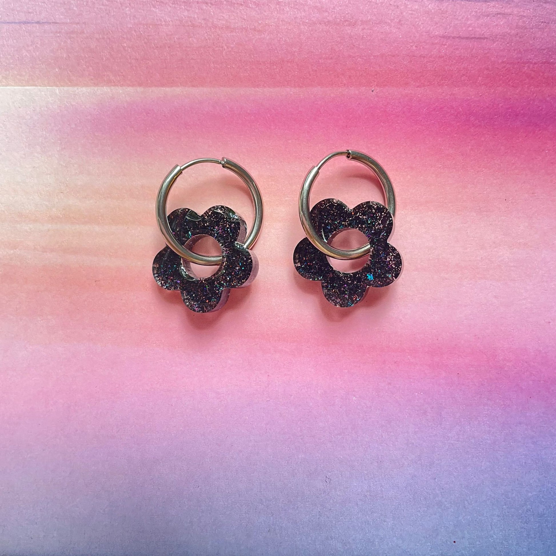 bijoux boucles d'oreilles créoles acier inoxydable ronde ovales rectangle doré argenté charm pampille fleur resine paillettes bleu brillant violet multicolore pastel vert jaune noir blanc nacré rose turquoise fuchsia orange sirène rouge néon BLOSSOM