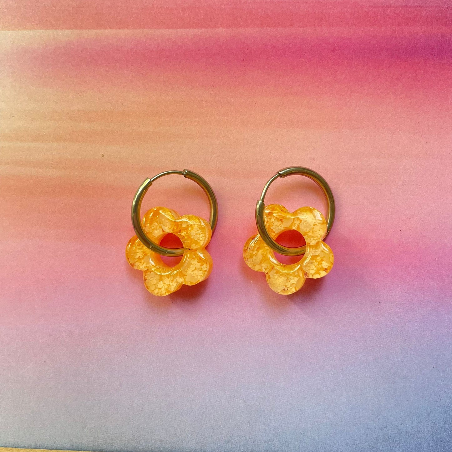 bijoux boucles d'oreilles créoles acier inoxydable ronde ovales rectangle doré argenté charm pampille fleur resine paillettes bleu brillant violet multicolore pastel vert jaune noir blanc nacré rose turquoise fuchsia orange sirène rouge néon BLOSSOM