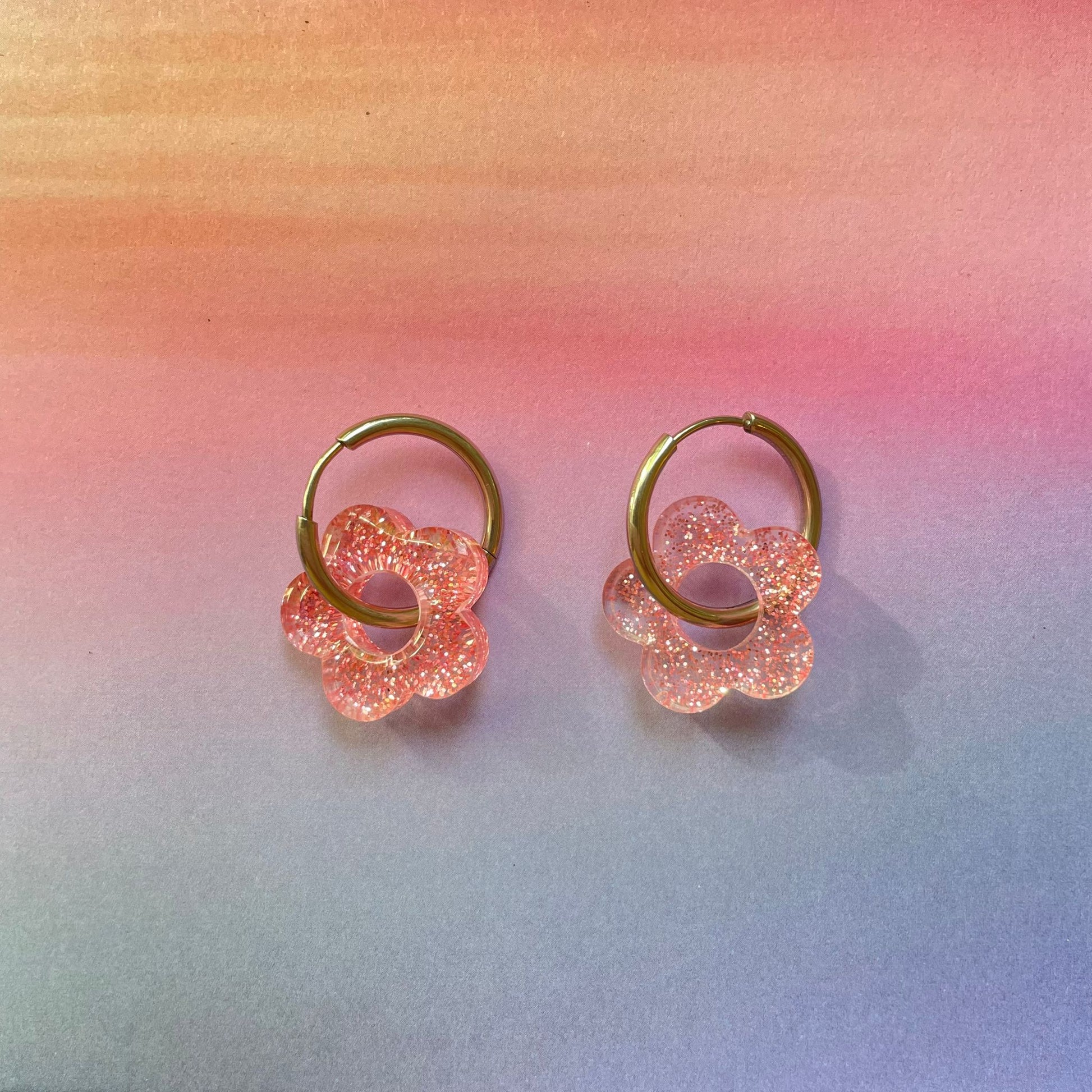 bijoux boucles d'oreilles créoles acier inoxydable ronde ovales rectangle doré argenté charm pampille fleur resine paillettes bleu brillant violet multicolore pastel vert jaune noir blanc nacré rose turquoise fuchsia orange sirène rouge néon BLOSSOM