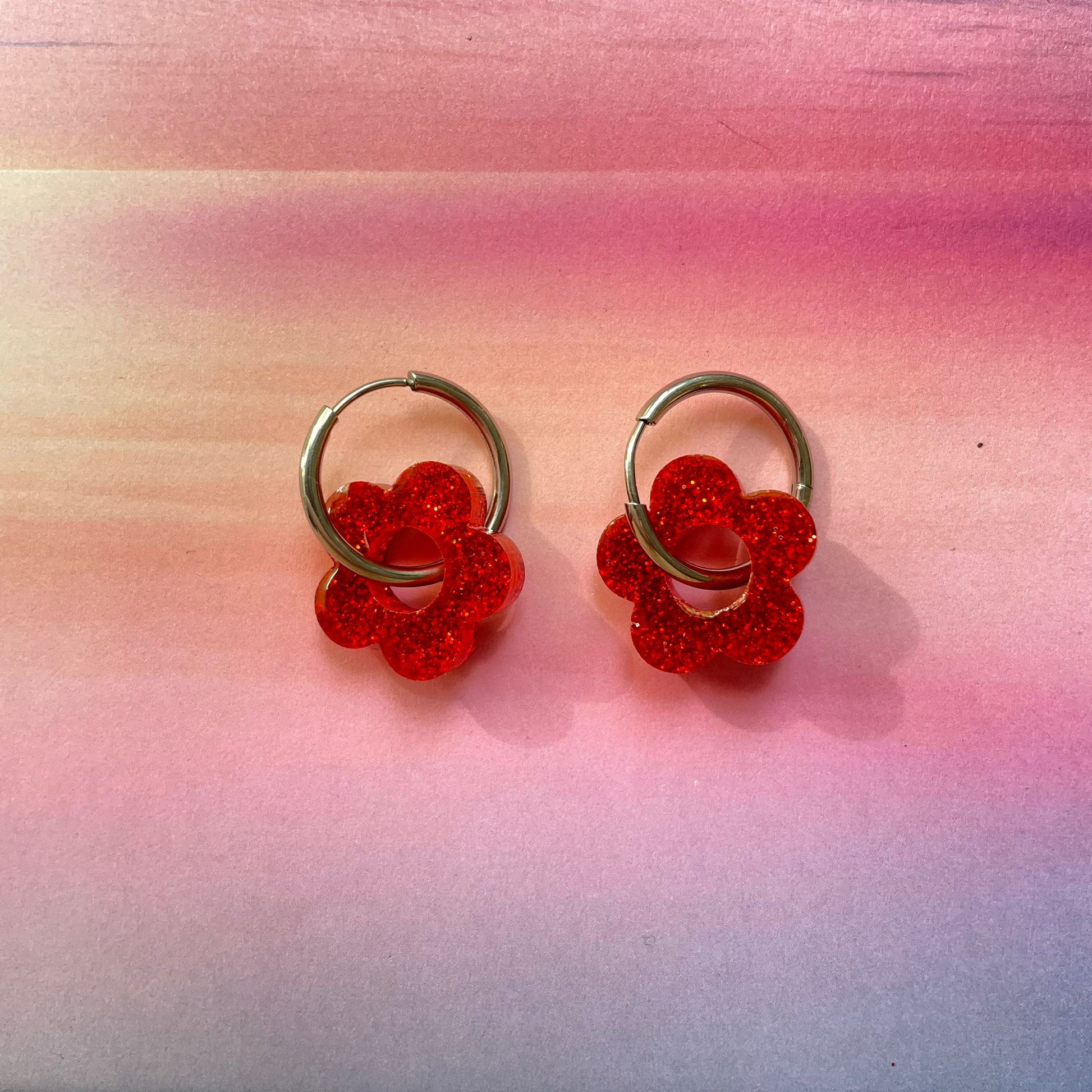 bijoux boucles d'oreilles créoles acier inoxydable ronde ovales rectangle doré argenté charm pampille fleur resine paillettes bleu brillant violet multicolore pastel vert jaune noir blanc nacré rose turquoise fuchsia orange sirène rouge néon BLOSSOM