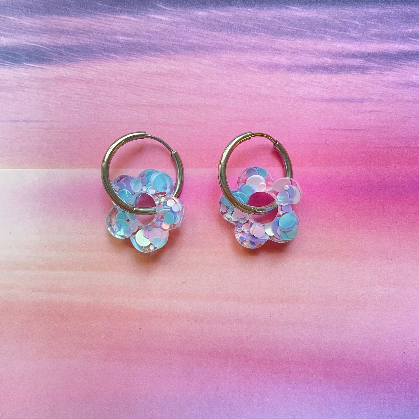 bijoux boucles d'oreilles créoles acier inoxydable ronde ovales rectangle doré argenté charm pampille fleur resine paillettes bleu brillant violet multicolore pastel vert jaune noir blanc nacré rose turquoise fuchsia orange sirène rouge néon BLOSSOM