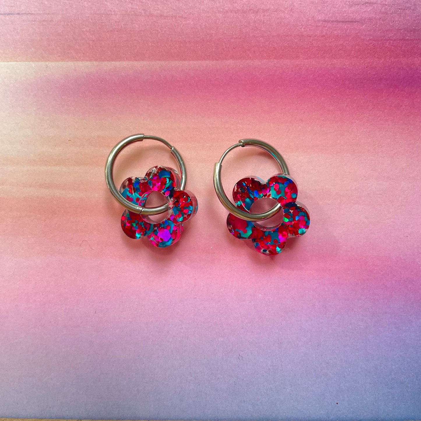 bijoux boucles d'oreilles créoles acier inoxydable ronde ovales rectangle doré argenté charm pampille fleur resine paillettes bleu brillant violet multicolore pastel vert jaune noir blanc nacré rose turquoise fuchsia orange sirène rouge néon BLOSSOM
