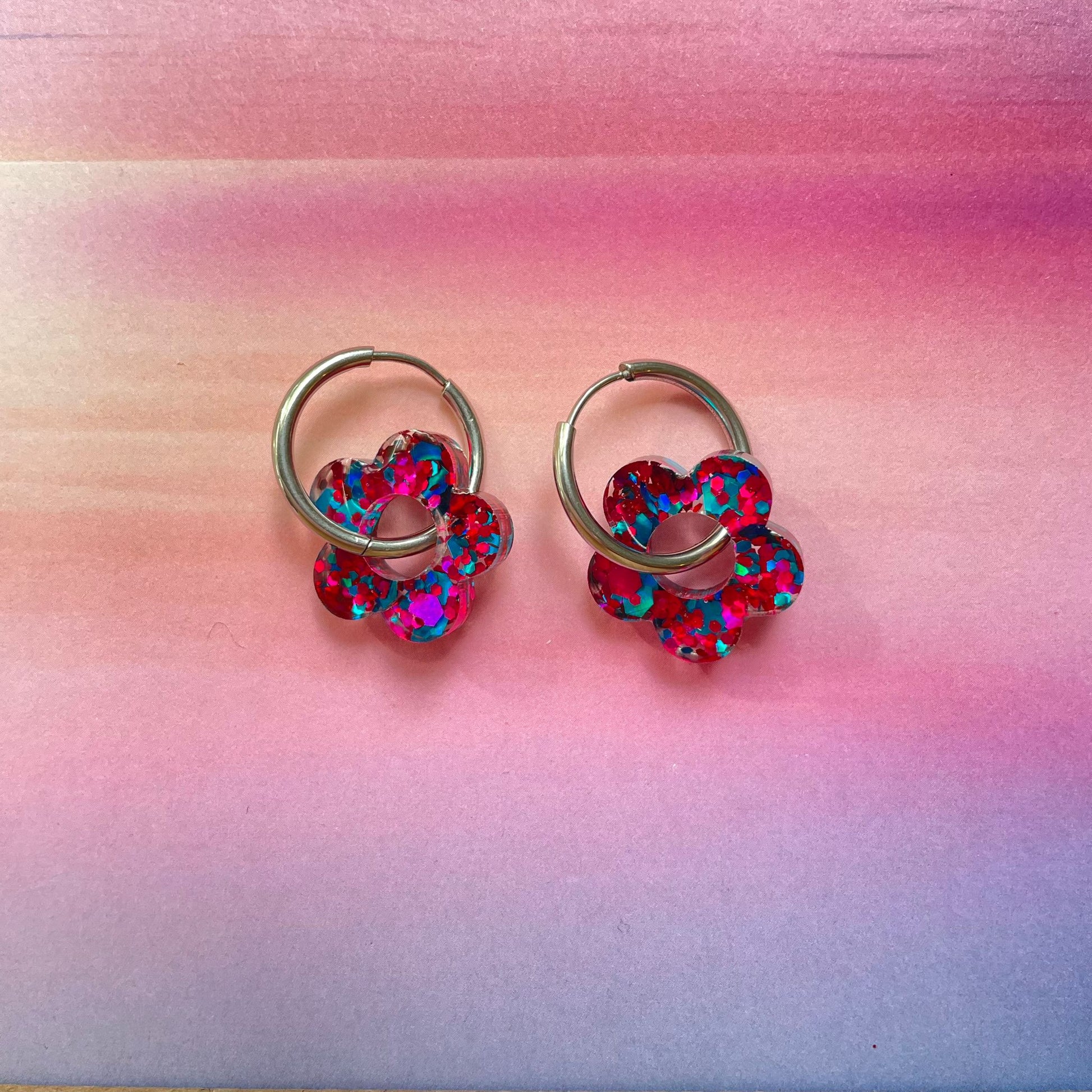 bijoux boucles d'oreilles créoles acier inoxydable ronde ovales rectangle doré argenté charm pampille fleur resine paillettes bleu brillant violet multicolore pastel vert jaune noir blanc nacré rose turquoise fuchsia orange sirène rouge néon BLOSSOM