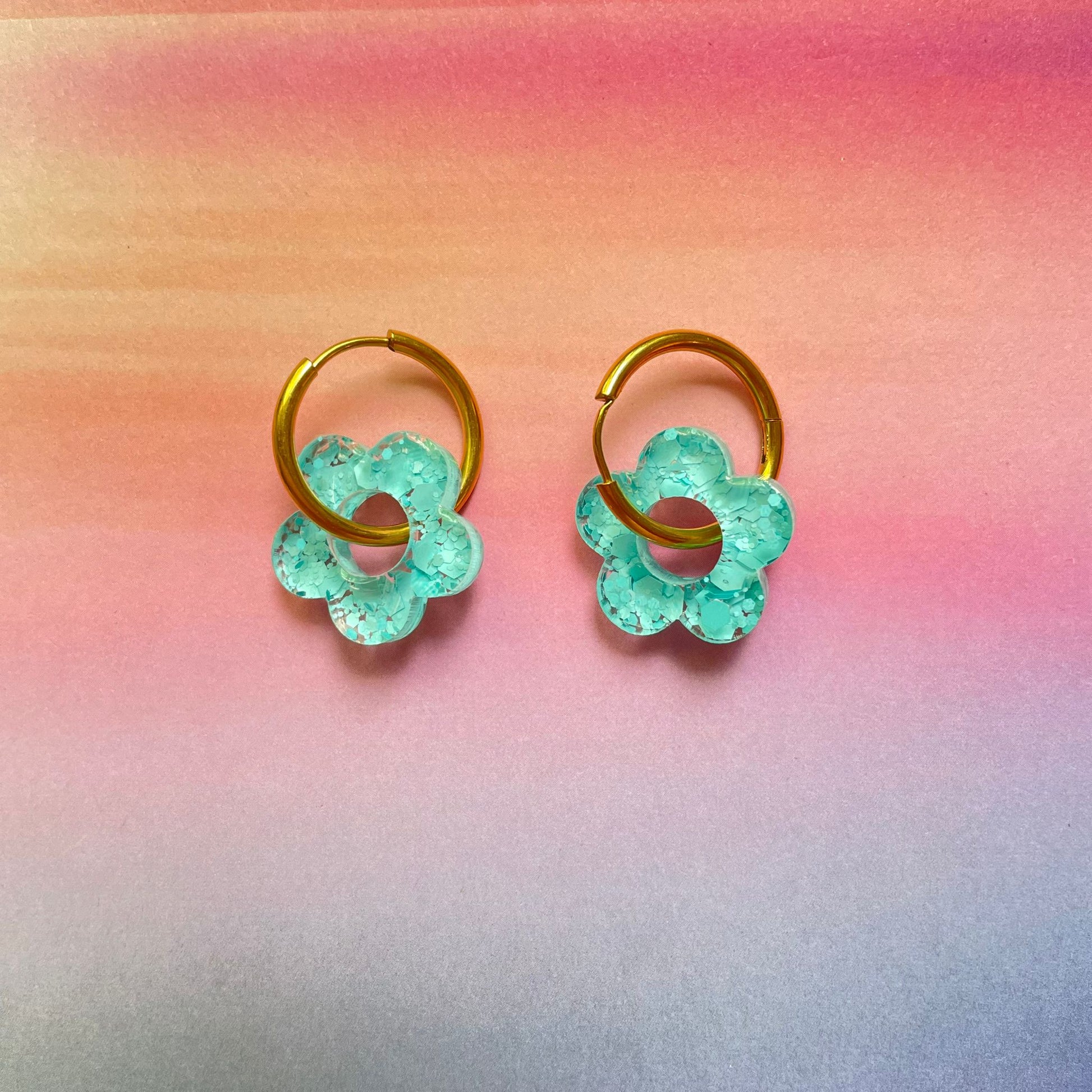 bijoux boucles d'oreilles créoles acier inoxydable ronde ovales rectangle doré argenté charm pampille fleur resine paillettes bleu brillant violet multicolore pastel vert jaune noir blanc nacré rose turquoise fuchsia orange sirène rouge néon 