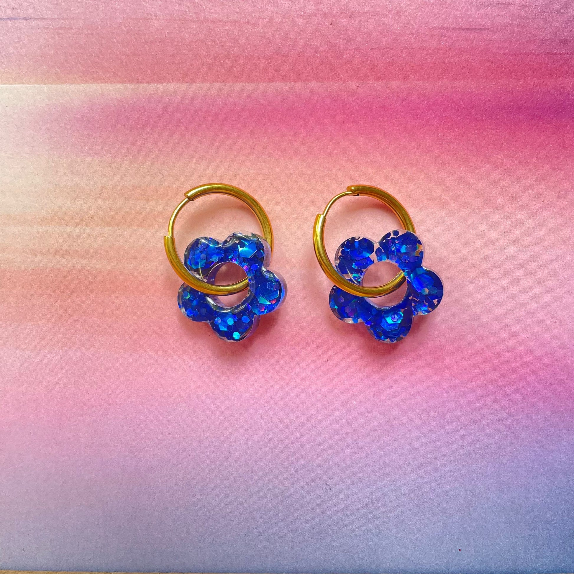 bijoux boucles d'oreilles créoles acier inoxydable ronde ovales rectangle doré argenté charm pampille fleur resine paillettes bleu brillant violet multicolore pastel vert jaune noir blanc nacré rose turquoise fuchsia orange sirène rouge néon BLOSSOM