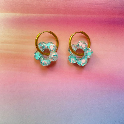 bijoux boucles d'oreilles créoles acier inoxydable ronde ovales rectangle doré argenté charm pampille fleur resine paillettes bleu brillant violet multicolore pastel vert jaune noir blanc nacré rose turquoise fuchsia orange sirène rouge néon BLOSSOM