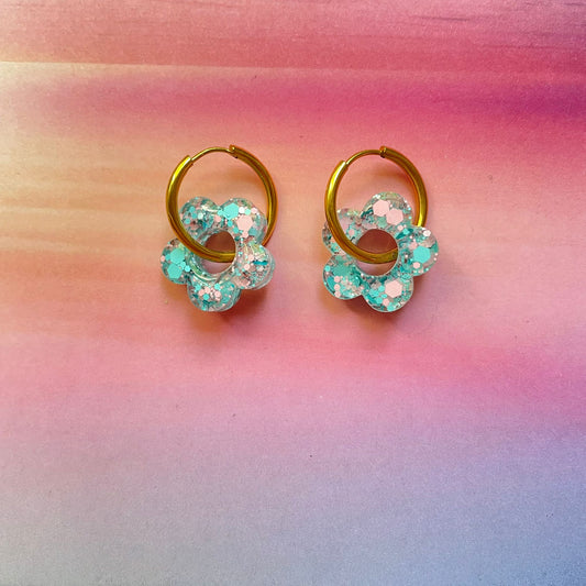 bijoux boucles d'oreilles créoles acier inoxydable ronde ovales rectangle doré argenté charm pampille fleur resine paillettes bleu brillant violet multicolore pastel vert jaune noir blanc nacré rose turquoise fuchsia orange sirène rouge néon BLOSSOM