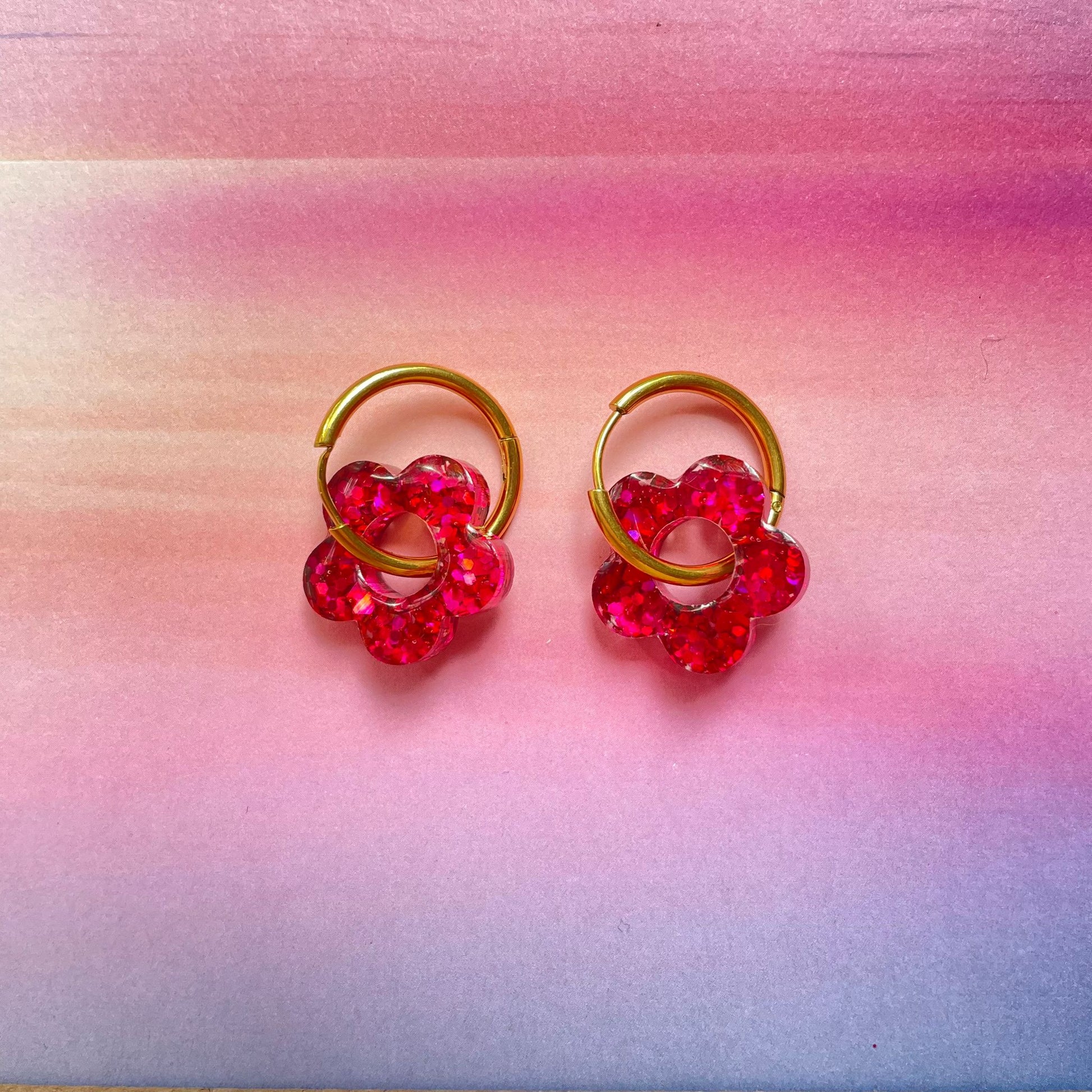 bijoux boucles d'oreilles créoles acier inoxydable ronde ovales rectangle doré argenté charm pampille fleur resine paillettes bleu brillant violet multicolore pastel vert jaune noir blanc nacré rose turquoise fuchsia orange sirène rouge néon BLOSSOM