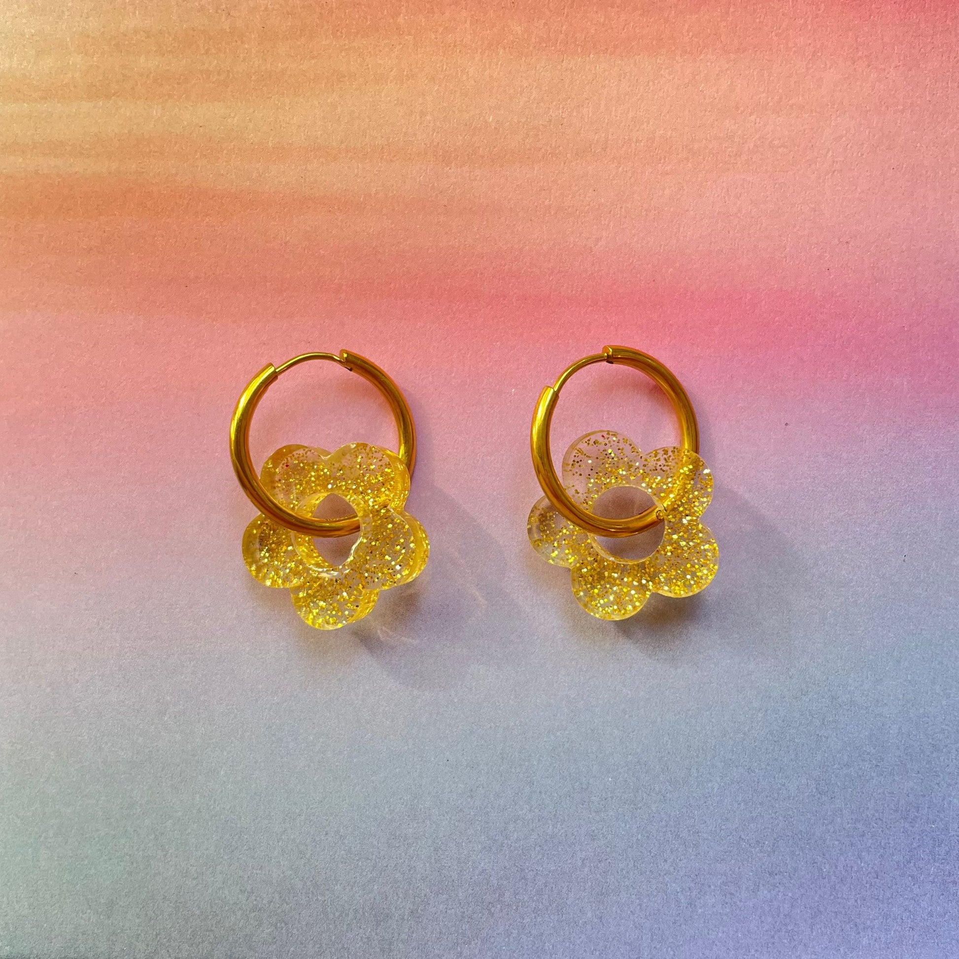bijoux boucles d'oreilles créoles acier inoxydable ronde ovales rectangle doré argenté charm pampille fleur resine paillettes bleu brillant violet multicolore pastel vert jaune noir blanc nacré rose turquoise fuchsia orange sirène rouge néon 