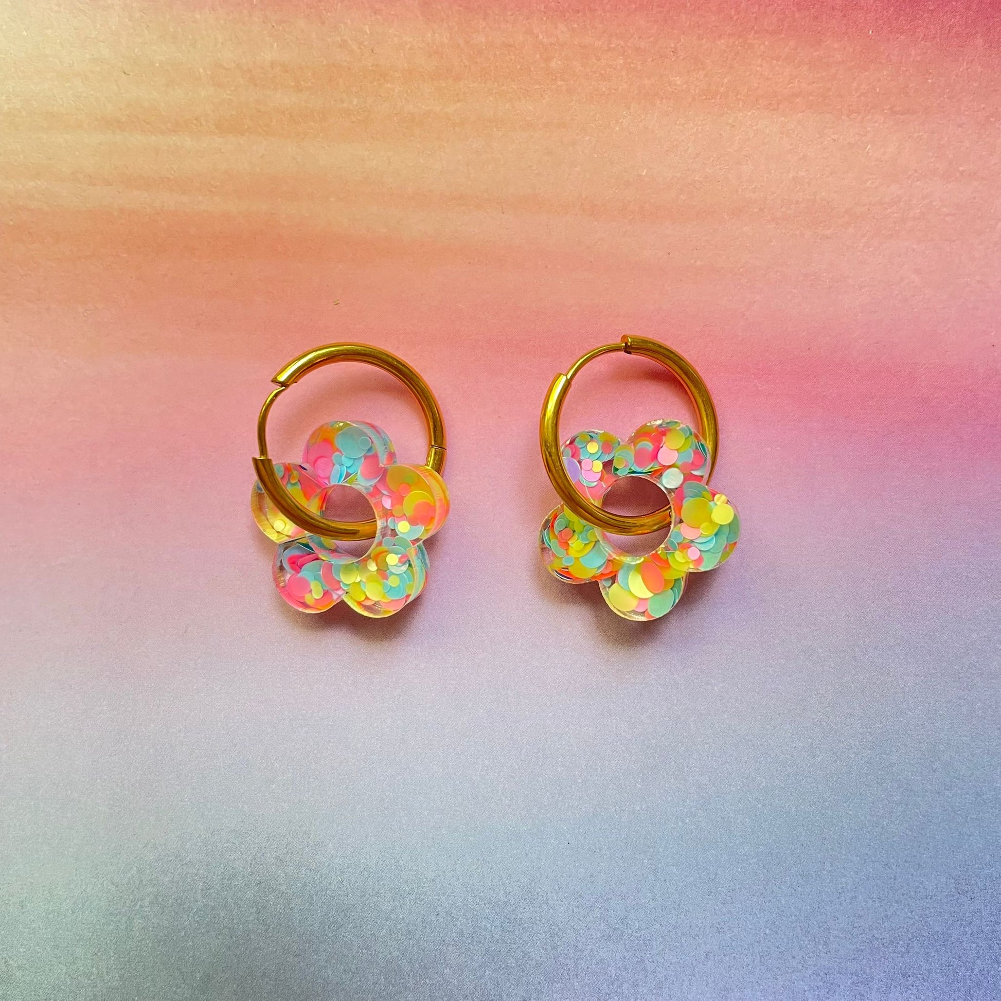 bijoux boucles d'oreilles créoles acier inoxydable ronde ovales rectangle doré argenté charm pampille fleur resine paillettes bleu brillant violet multicolore pastel vert jaune noir blanc nacré rose turquoise fuchsia orange sirène rouge néon BLOSSOM