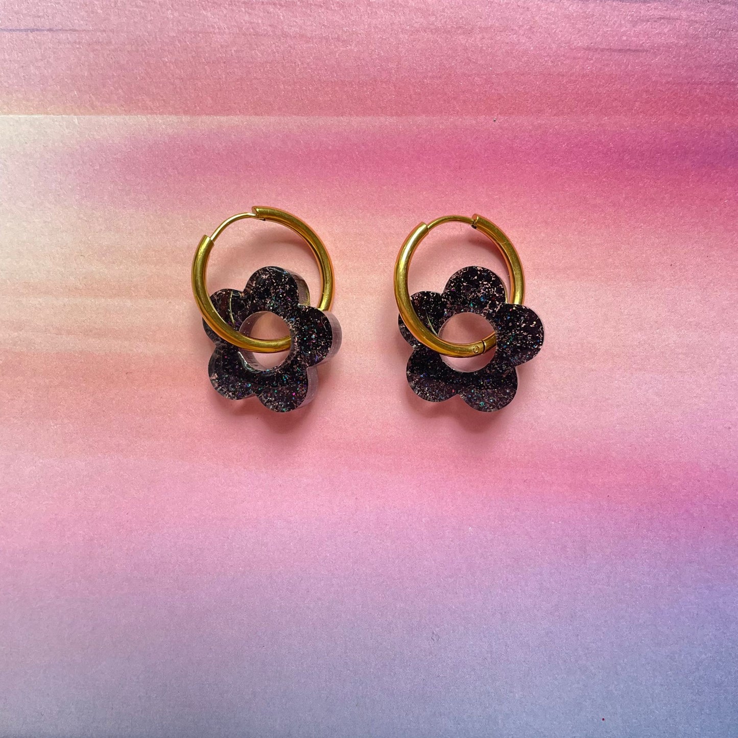 bijoux boucles d'oreilles créoles acier inoxydable ronde ovales rectangle doré argenté charm pampille fleur resine paillettes bleu brillant violet multicolore pastel vert jaune noir blanc nacré rose turquoise fuchsia orange sirène rouge néon BLOSSOM