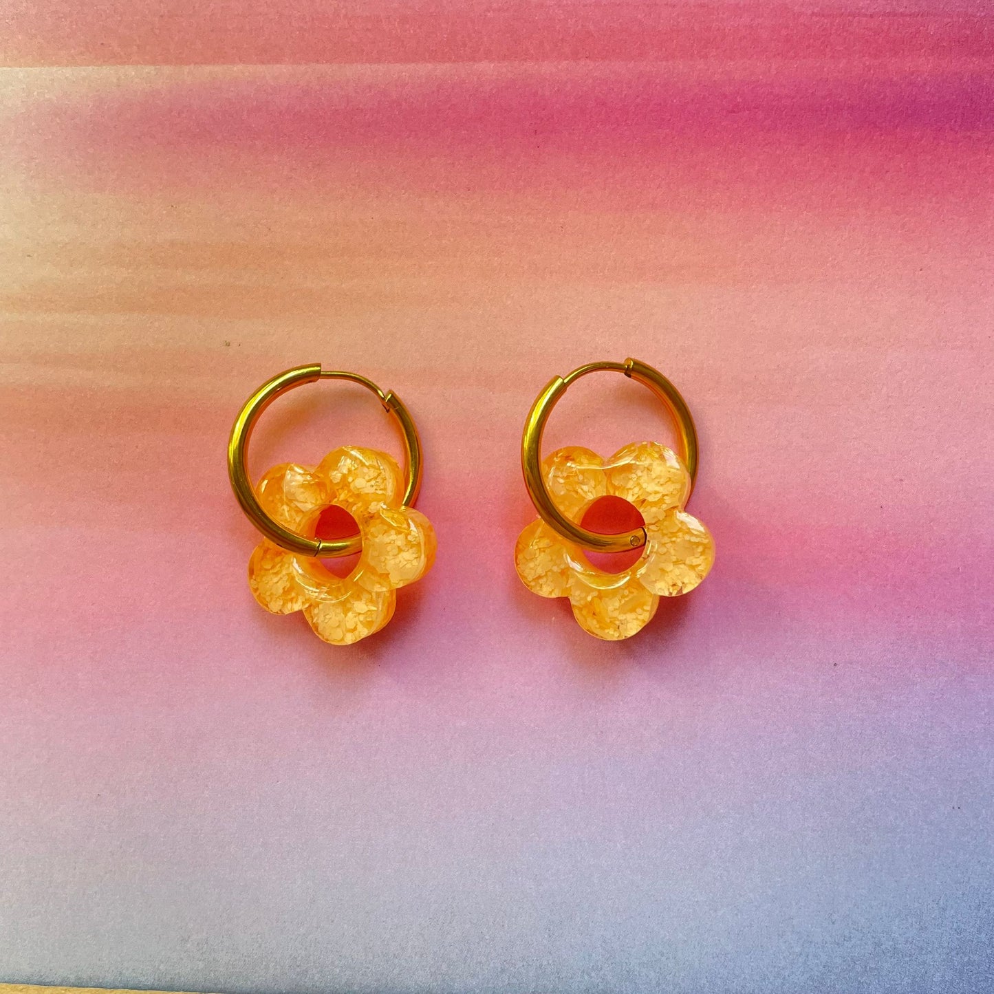 bijoux boucles d'oreilles créoles acier inoxydable ronde ovales rectangle doré argenté charm pampille fleur resine paillettes bleu brillant violet multicolore pastel vert jaune noir blanc nacré rose turquoise fuchsia orange sirène rouge néon BLOSSOM